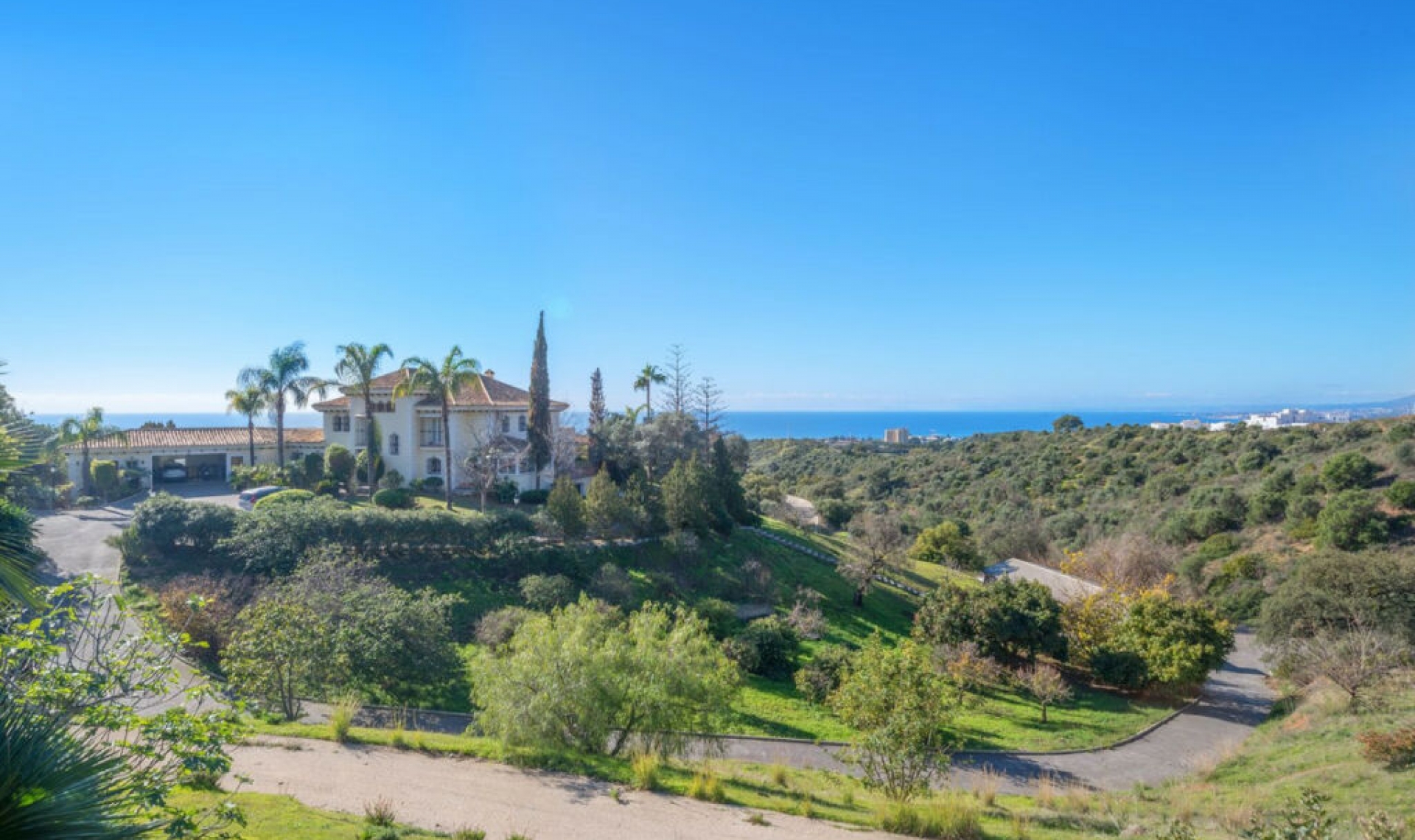 Resale - House -
Altos de los Monteros