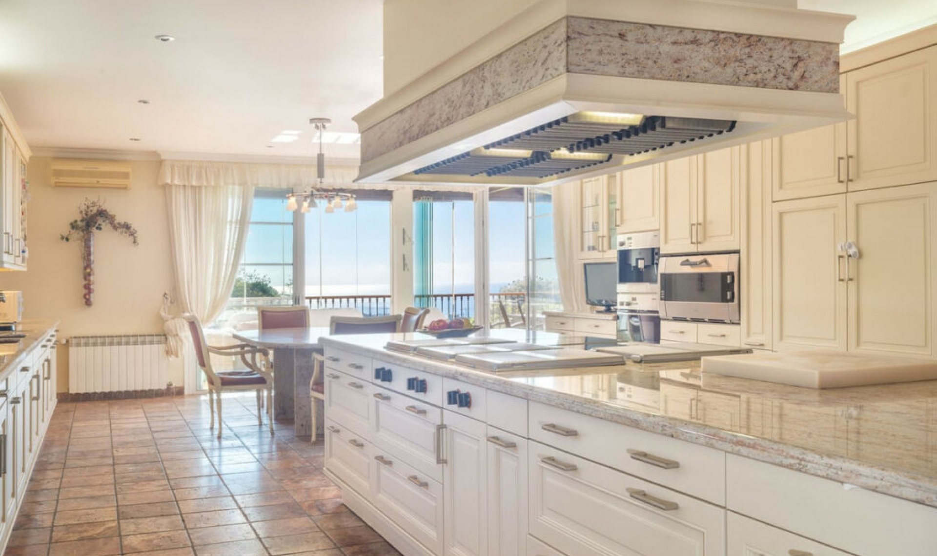 Resale - House -
Altos de los Monteros