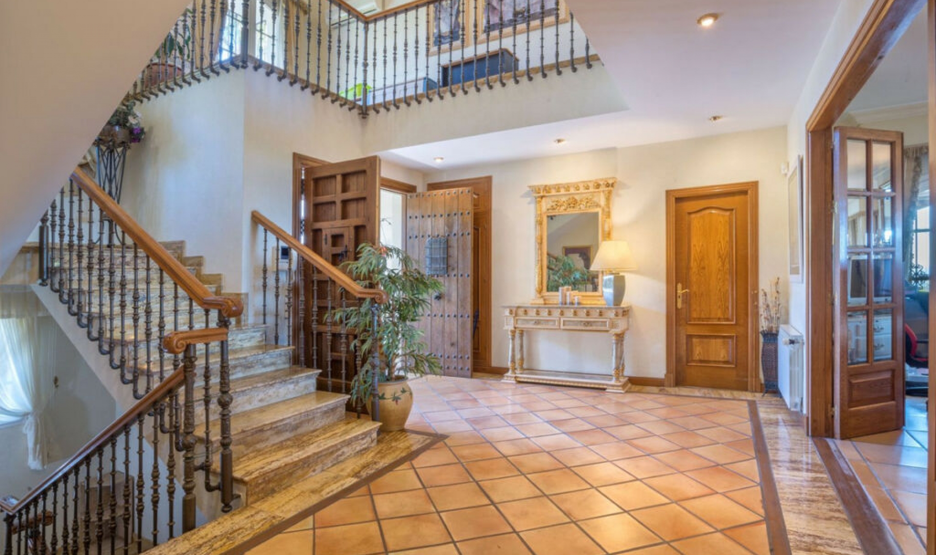 Resale - House -
Altos de los Monteros