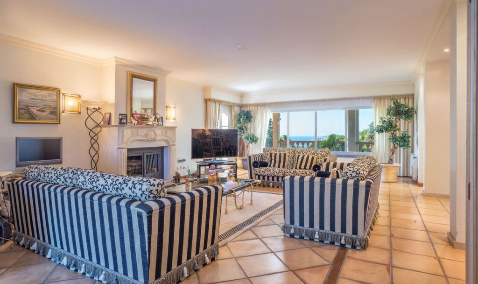 Resale - House -
Altos de los Monteros