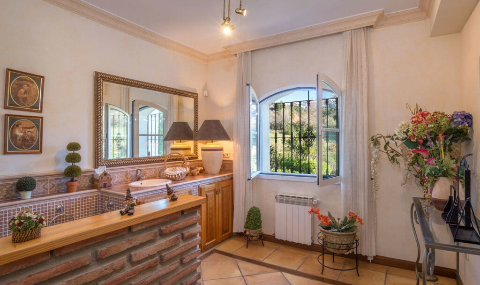 Resale - House -
Altos de los Monteros