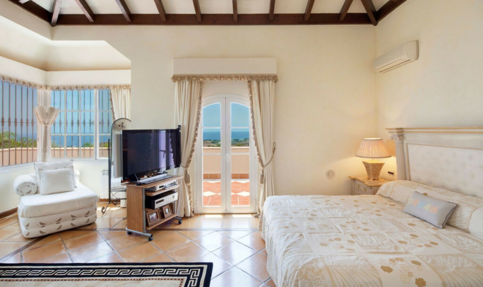Resale - House -
Altos de los Monteros
