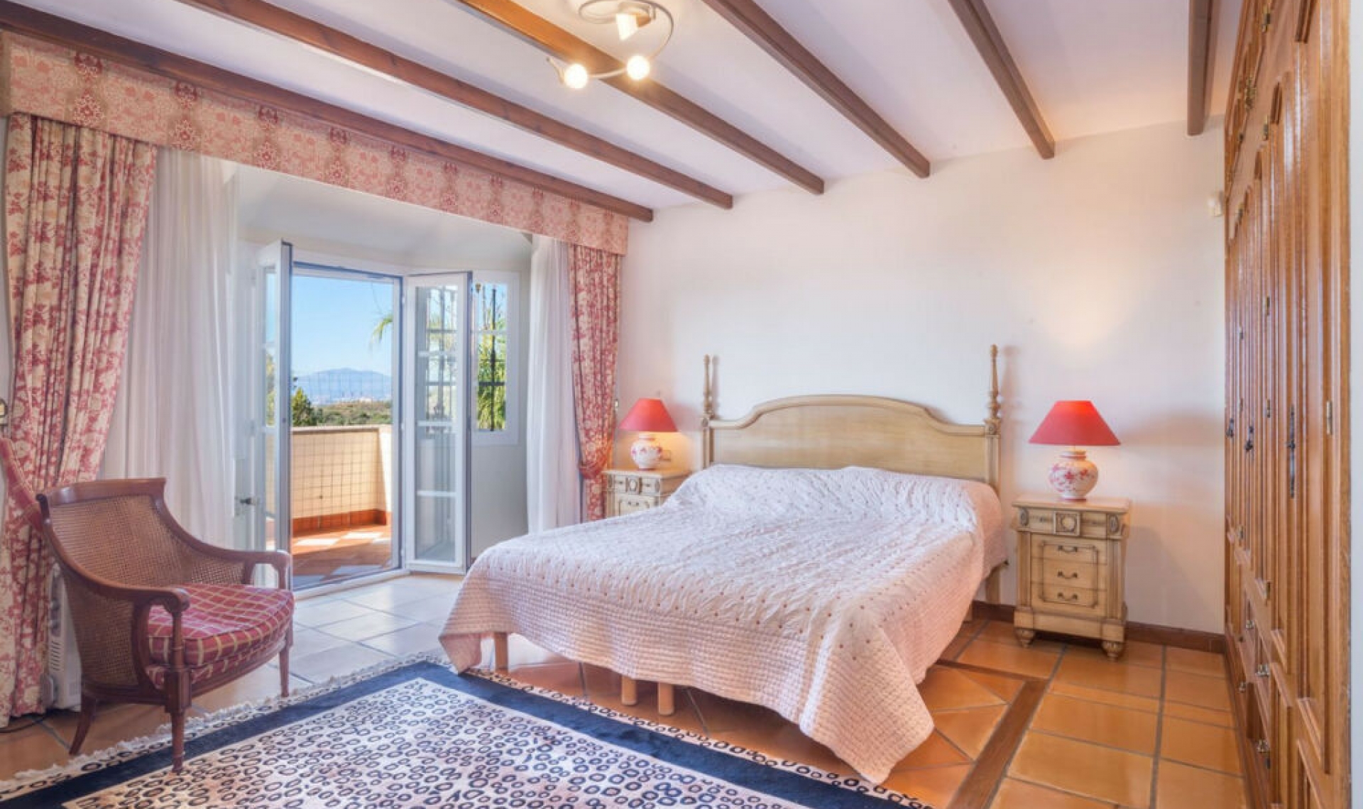 Resale - House -
Altos de los Monteros