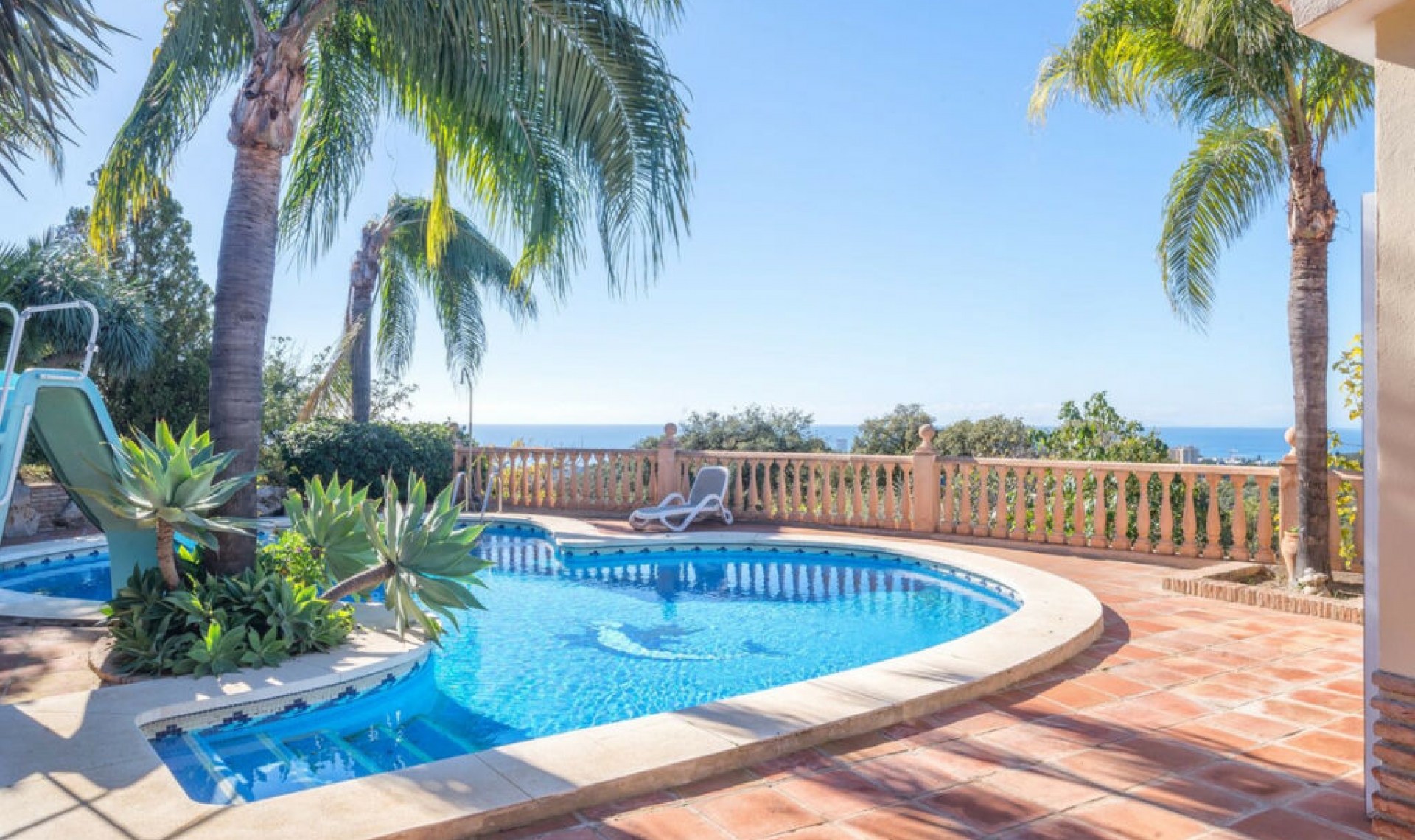 Resale - House -
Altos de los Monteros