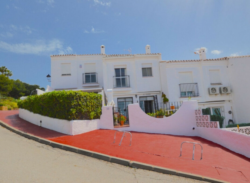 Resale - House -
Altos de los Monteros