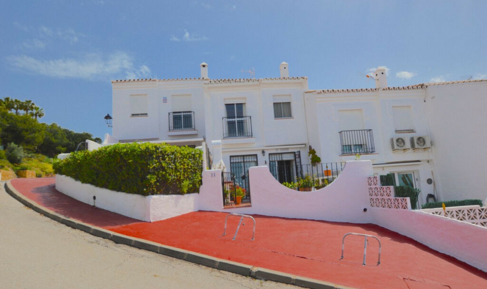 Resale - House -
Altos de los Monteros