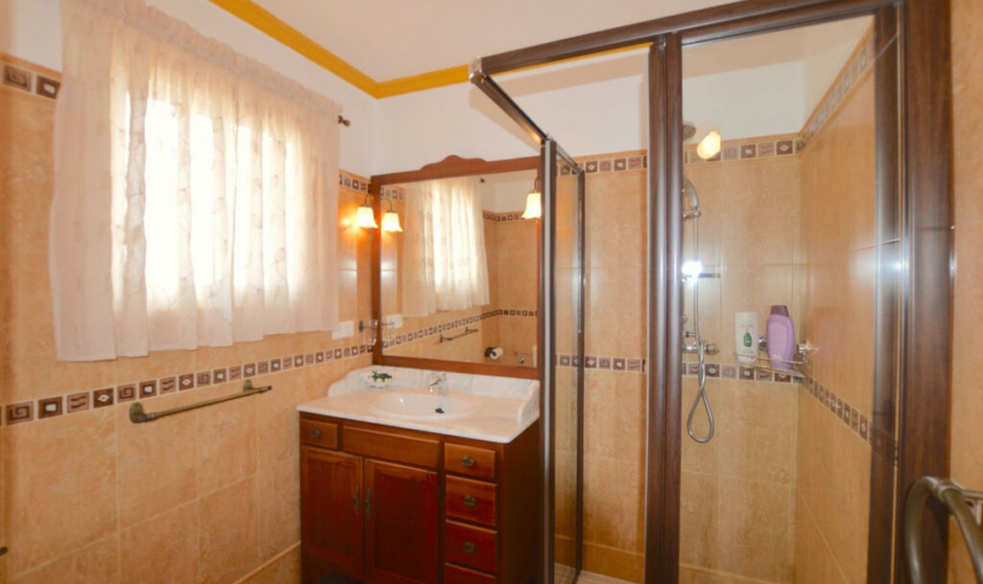 Resale - House -
Altos de los Monteros