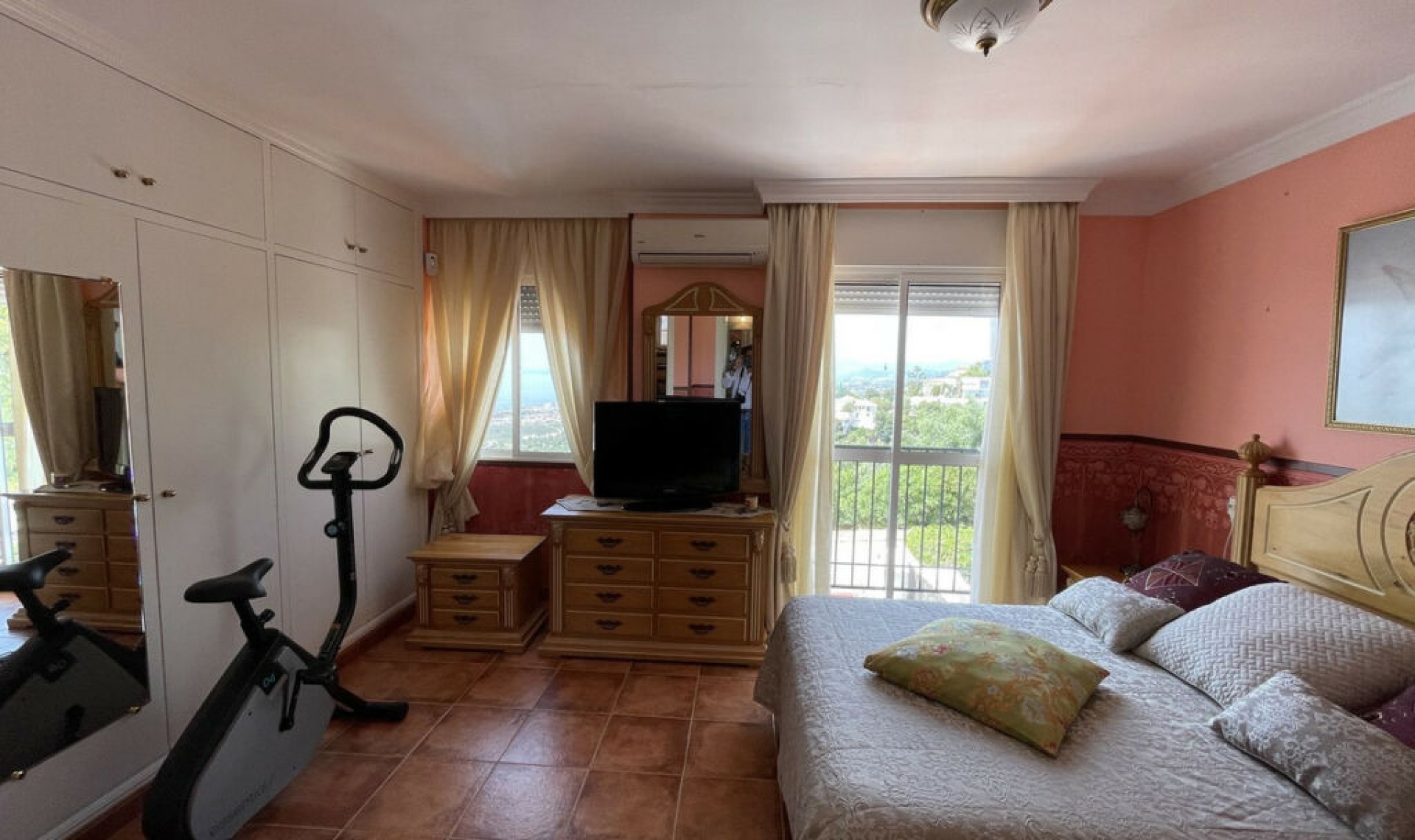 Resale - House -
Altos de los Monteros