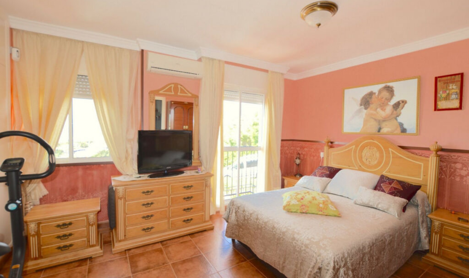 Resale - House -
Altos de los Monteros