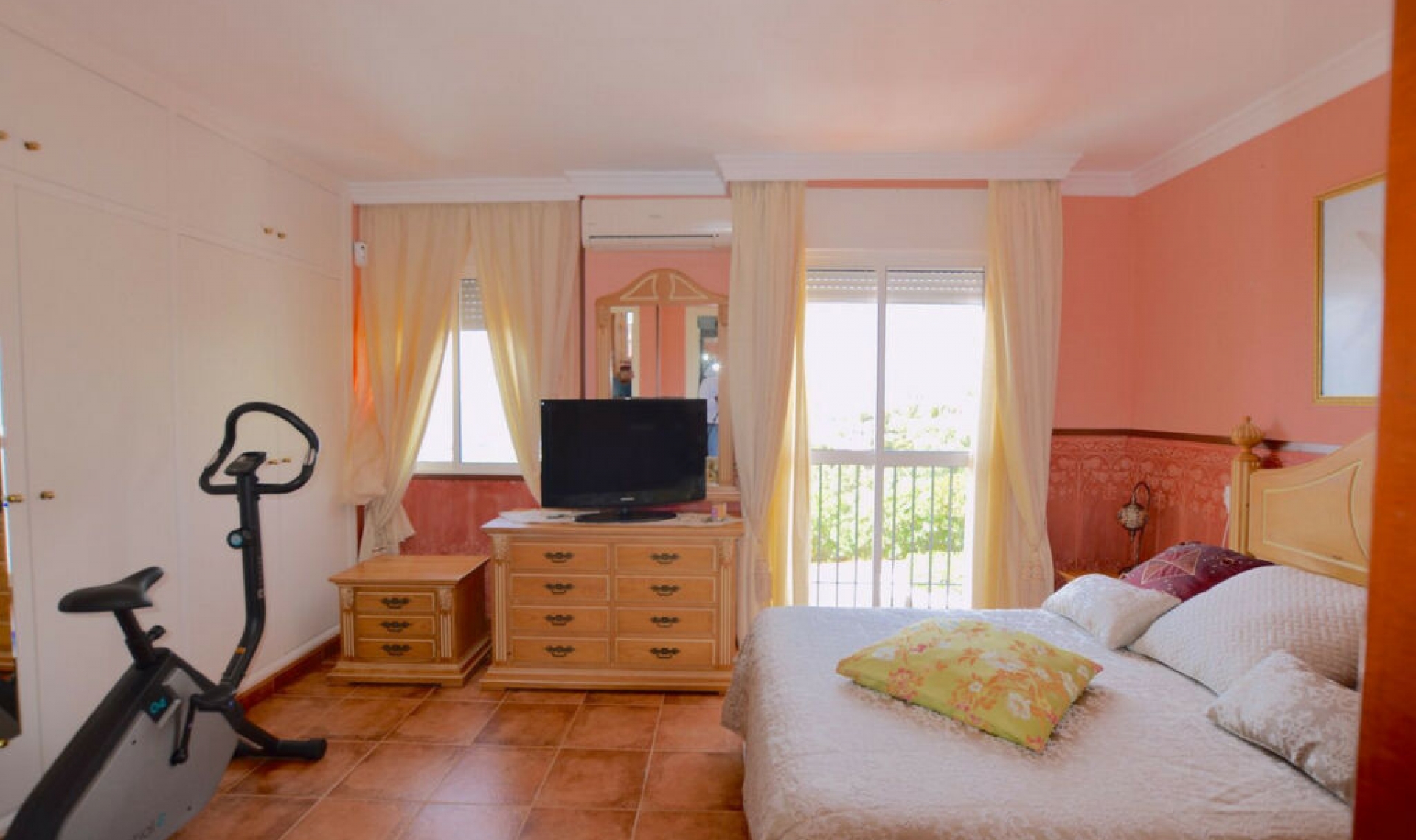 Resale - House -
Altos de los Monteros