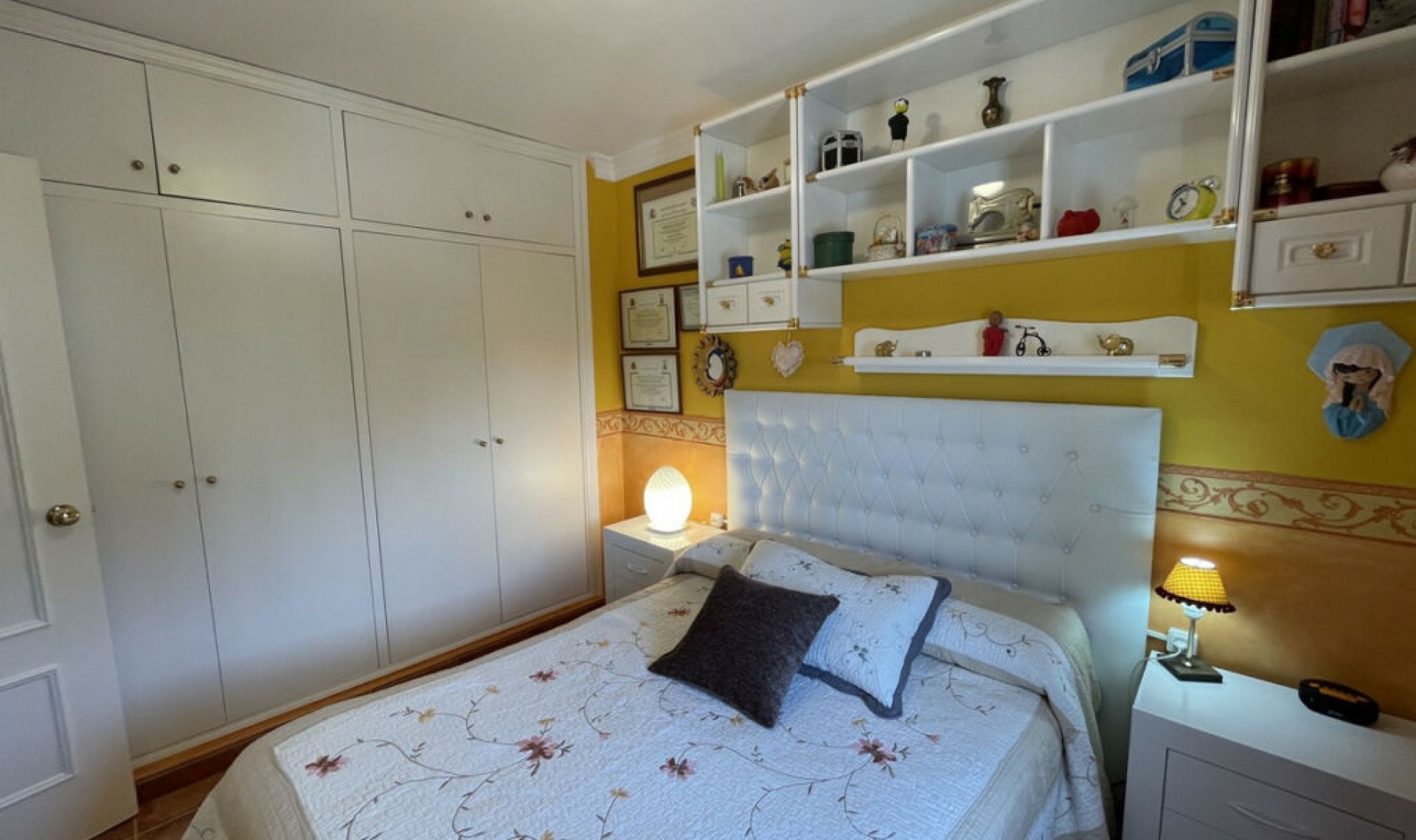 Resale - House -
Altos de los Monteros