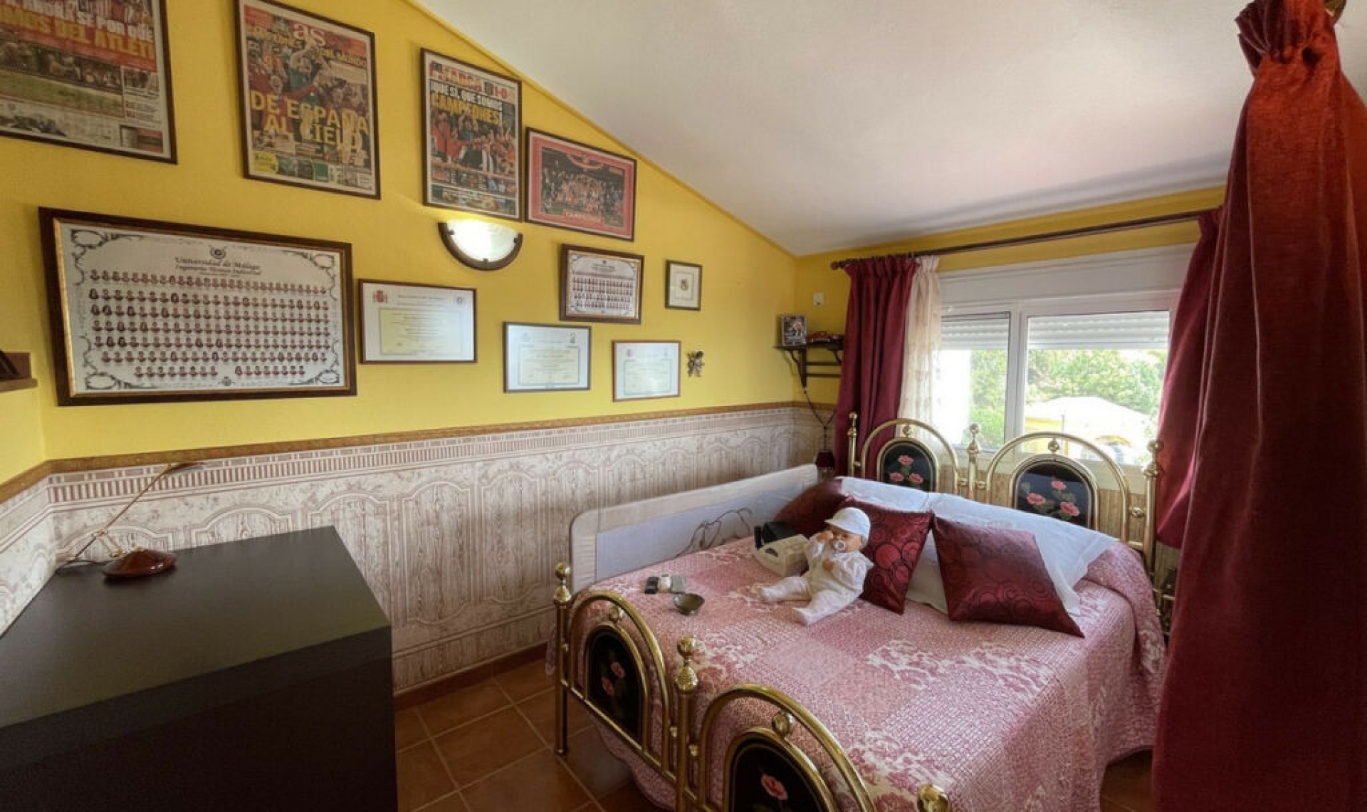 Resale - House -
Altos de los Monteros