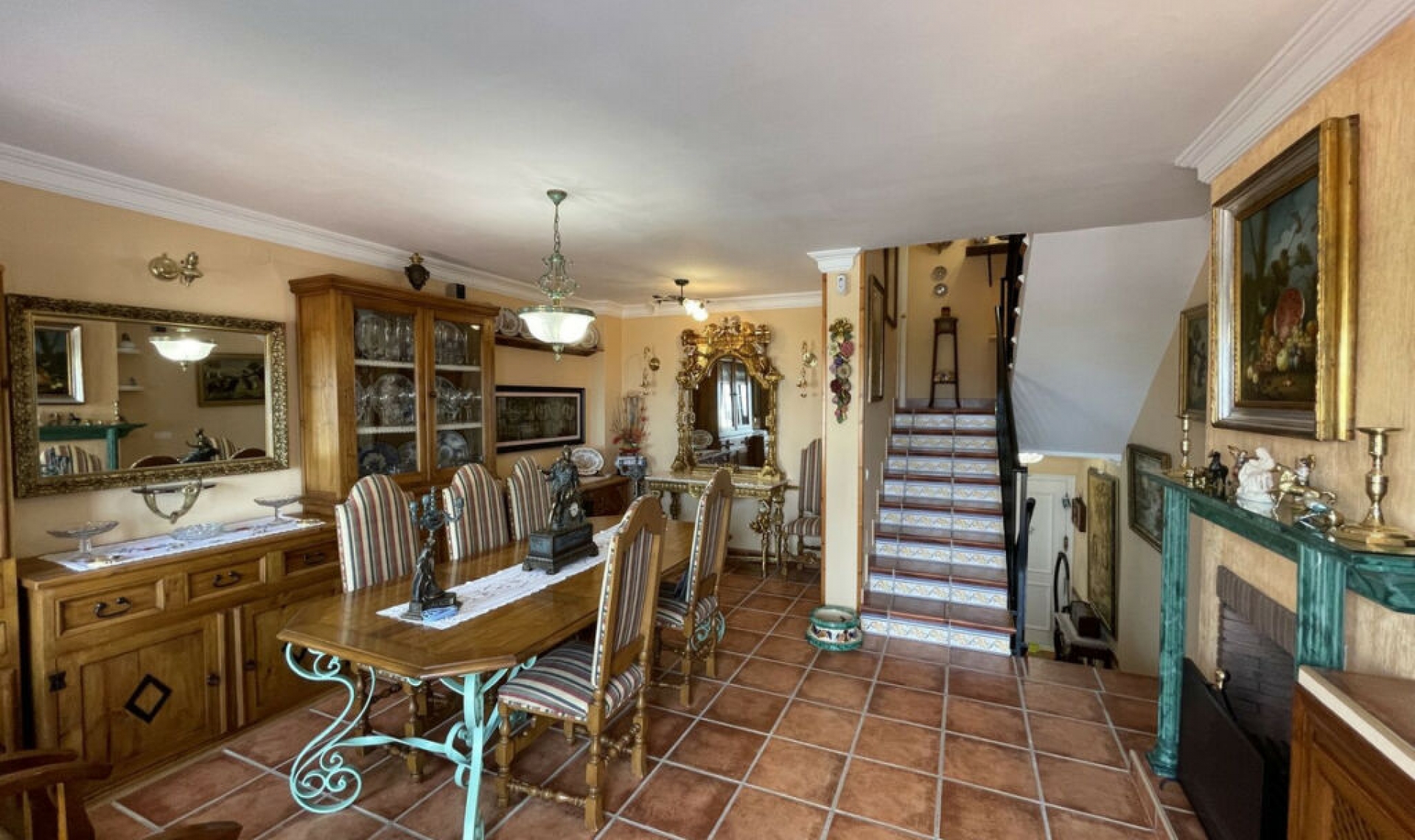 Resale - House -
Altos de los Monteros