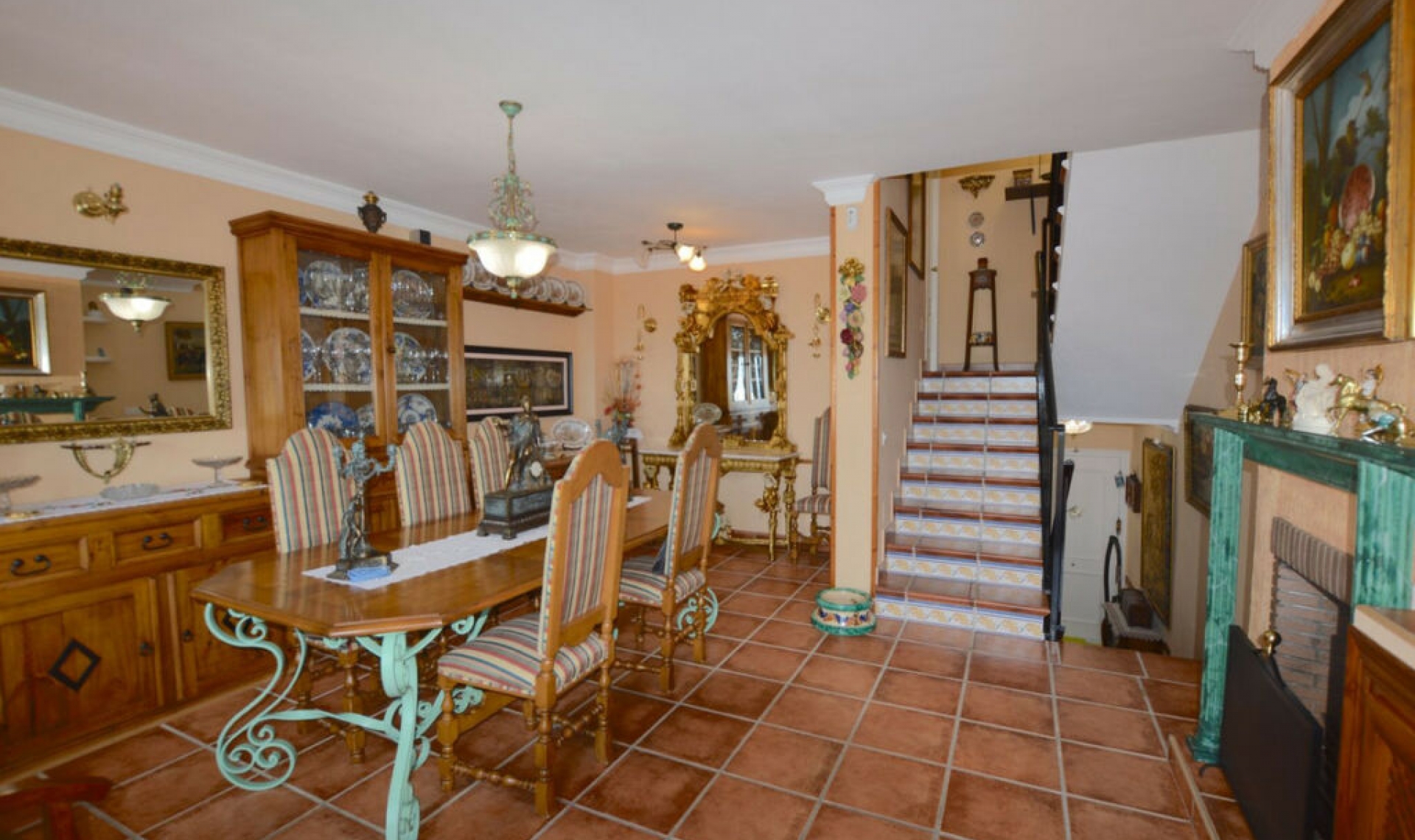 Resale - House -
Altos de los Monteros