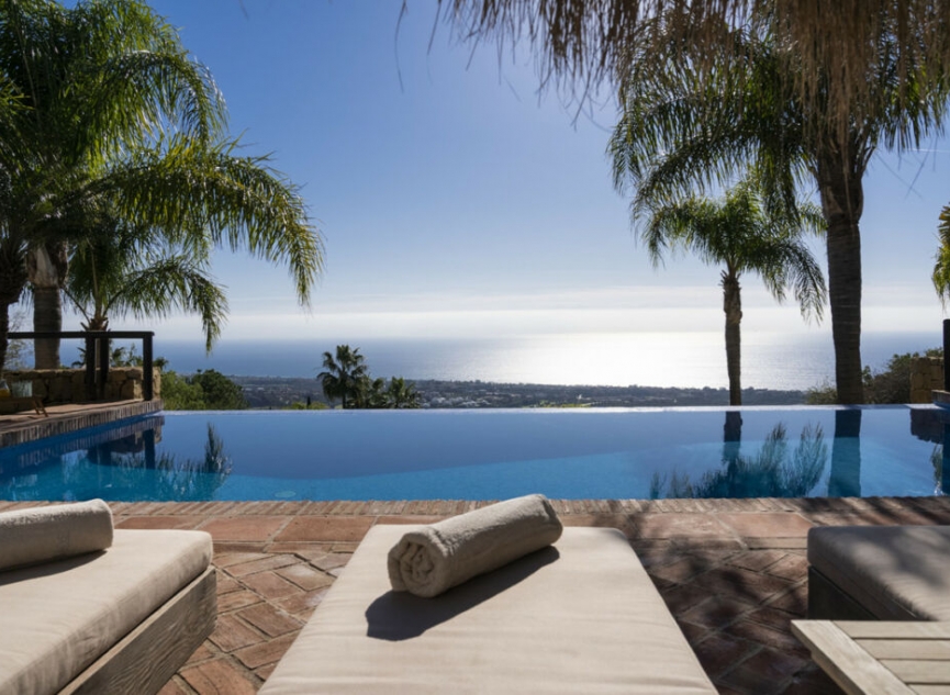 Resale - House -
Altos de los Monteros