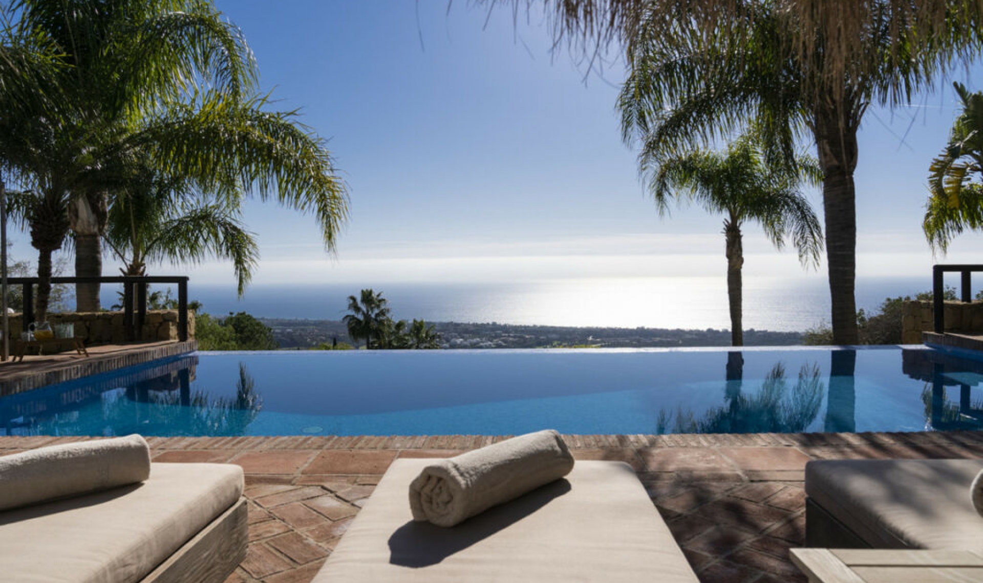 Resale - House -
Altos de los Monteros