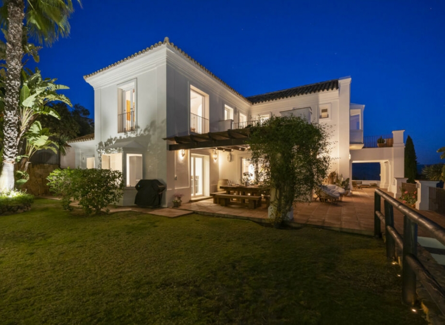 Resale - House -
Altos de los Monteros