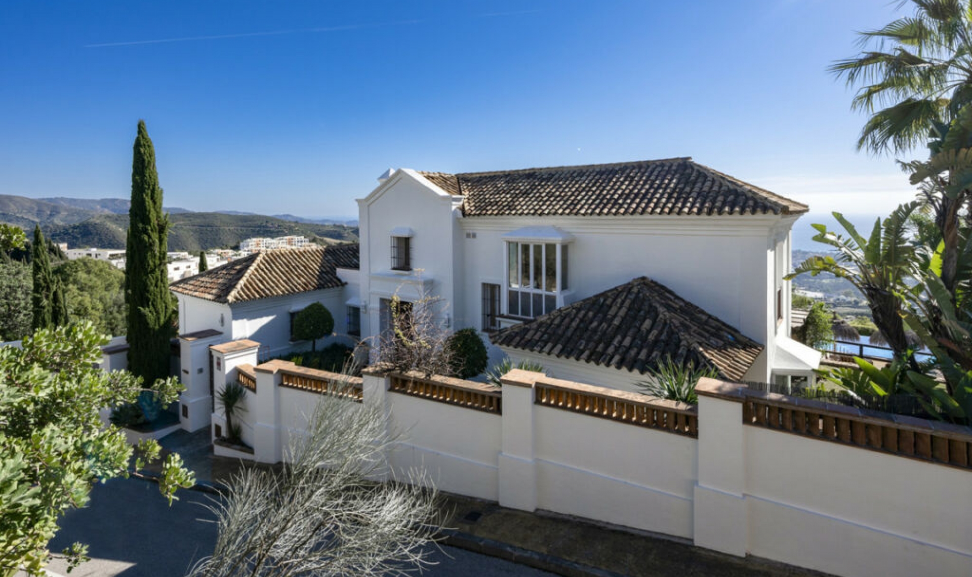 Resale - House -
Altos de los Monteros