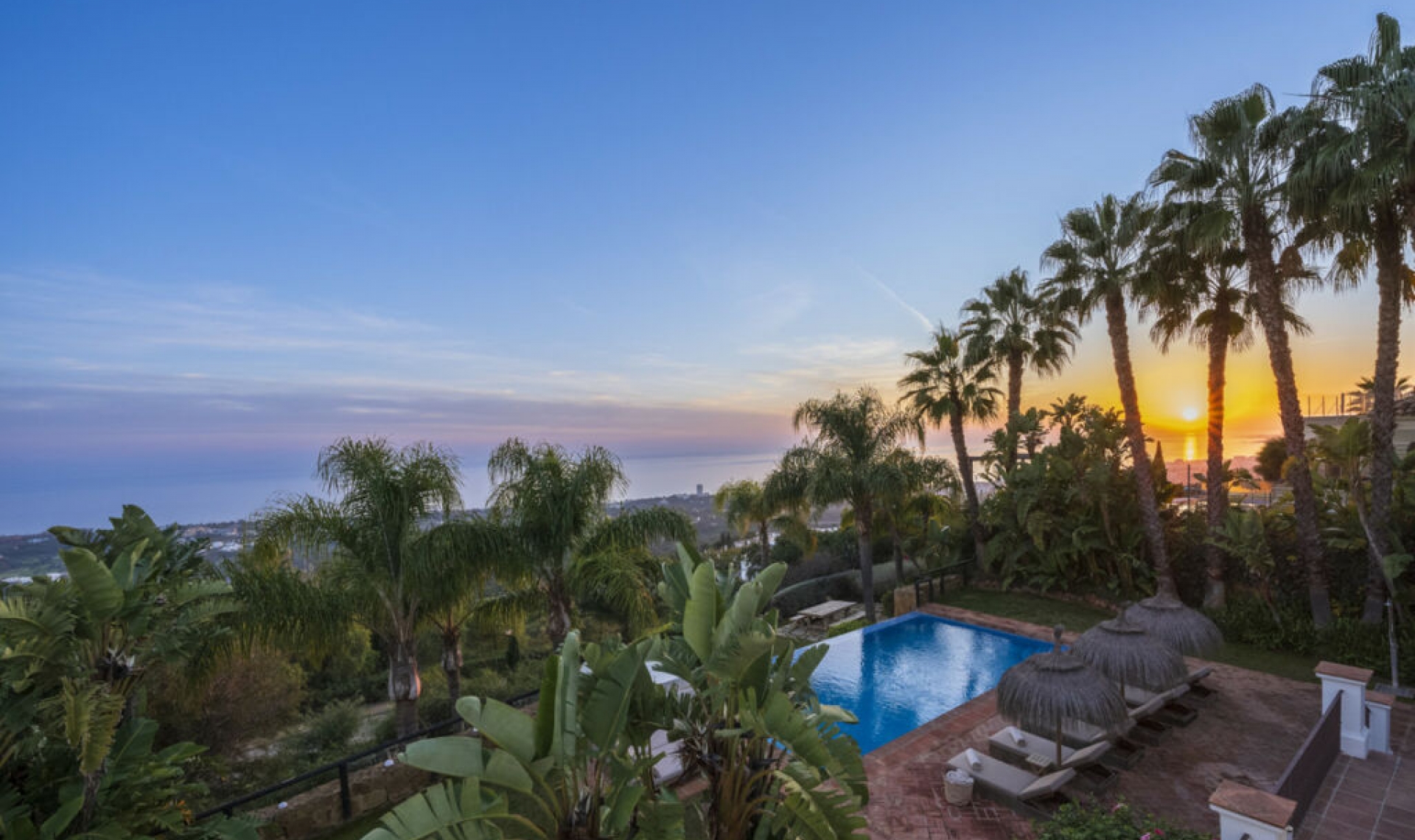 Resale - House -
Altos de los Monteros