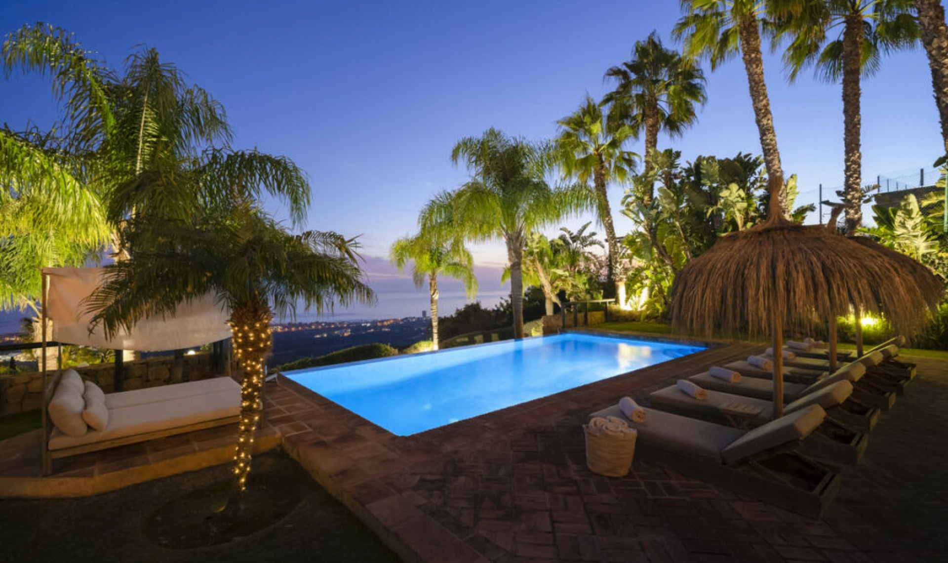 Resale - House -
Altos de los Monteros