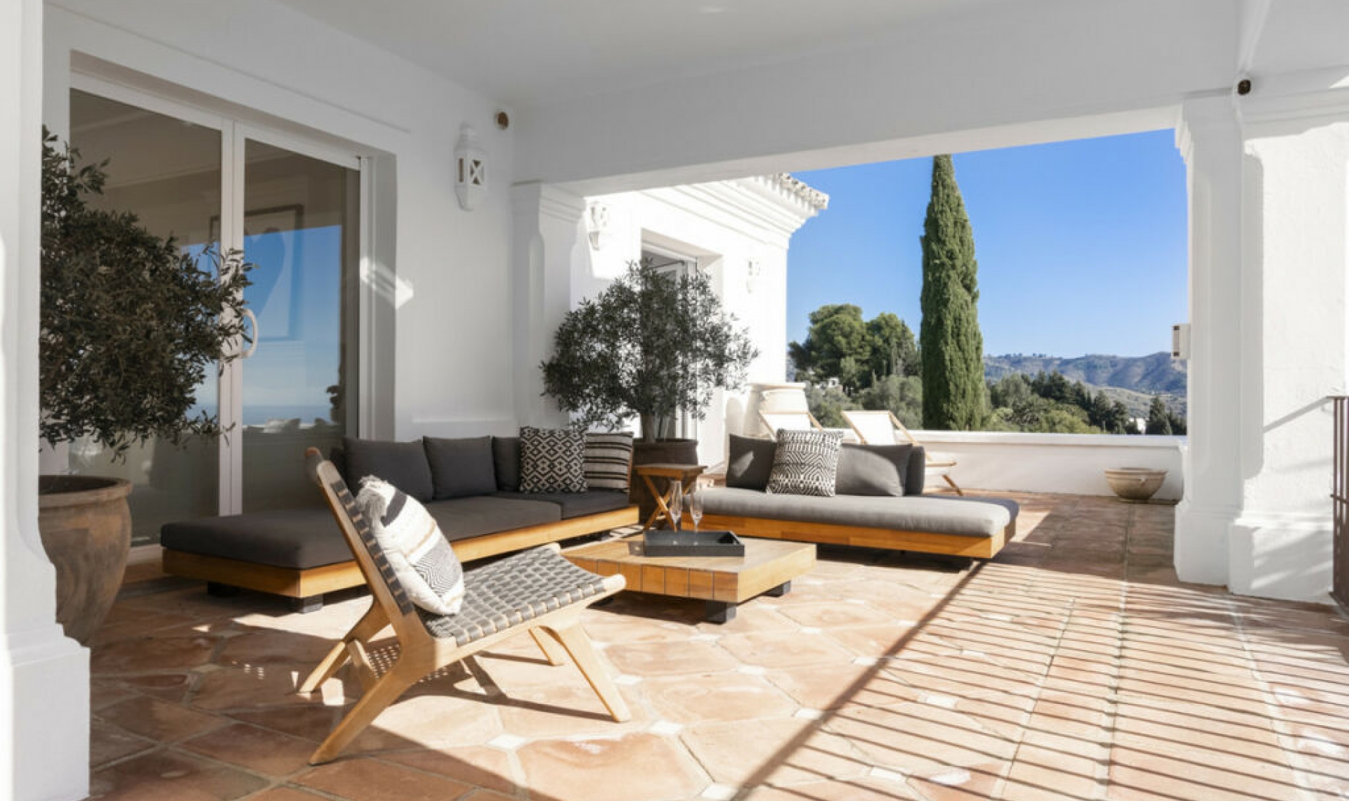 Resale - House -
Altos de los Monteros