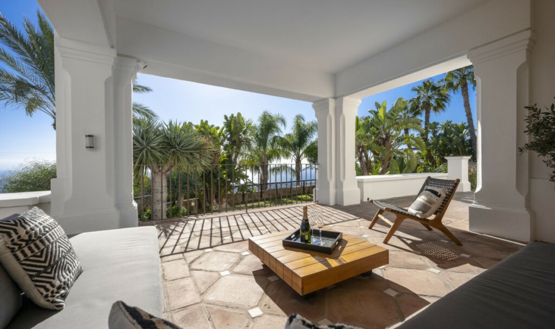 Resale - House -
Altos de los Monteros