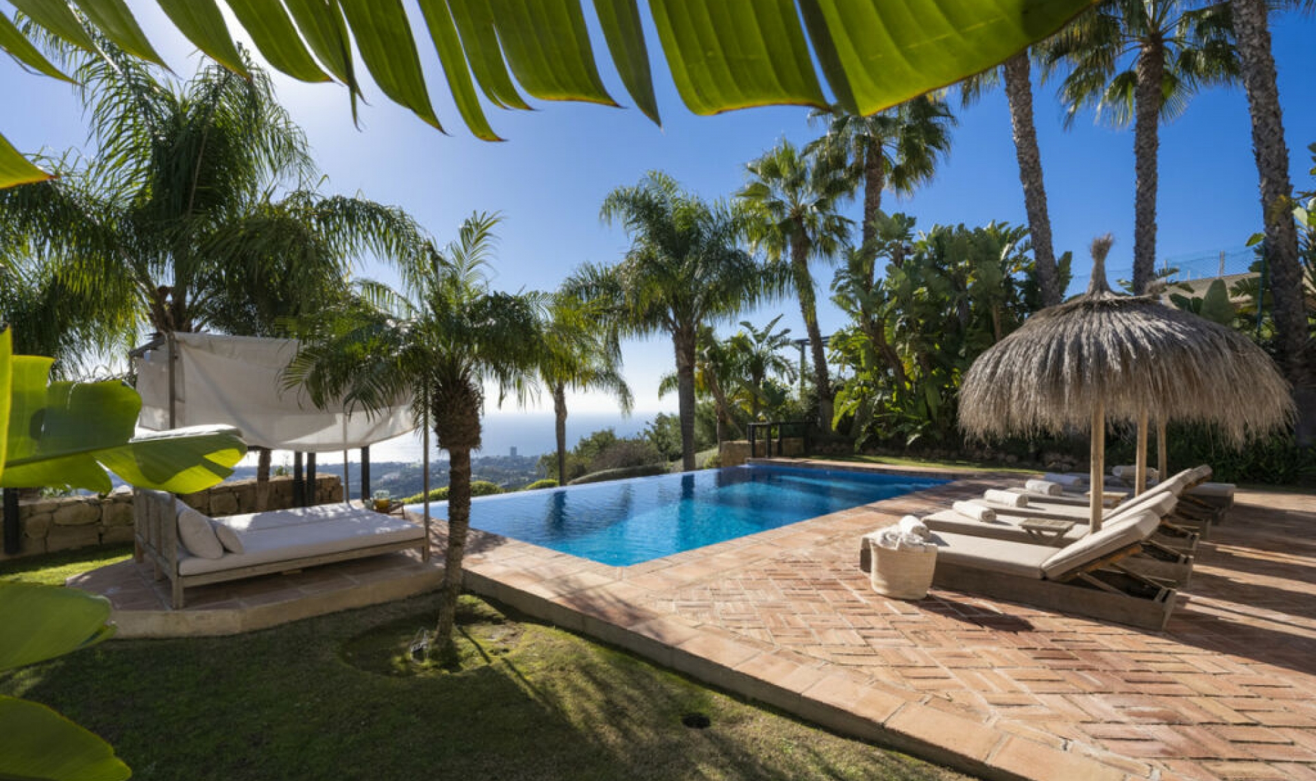 Resale - House -
Altos de los Monteros