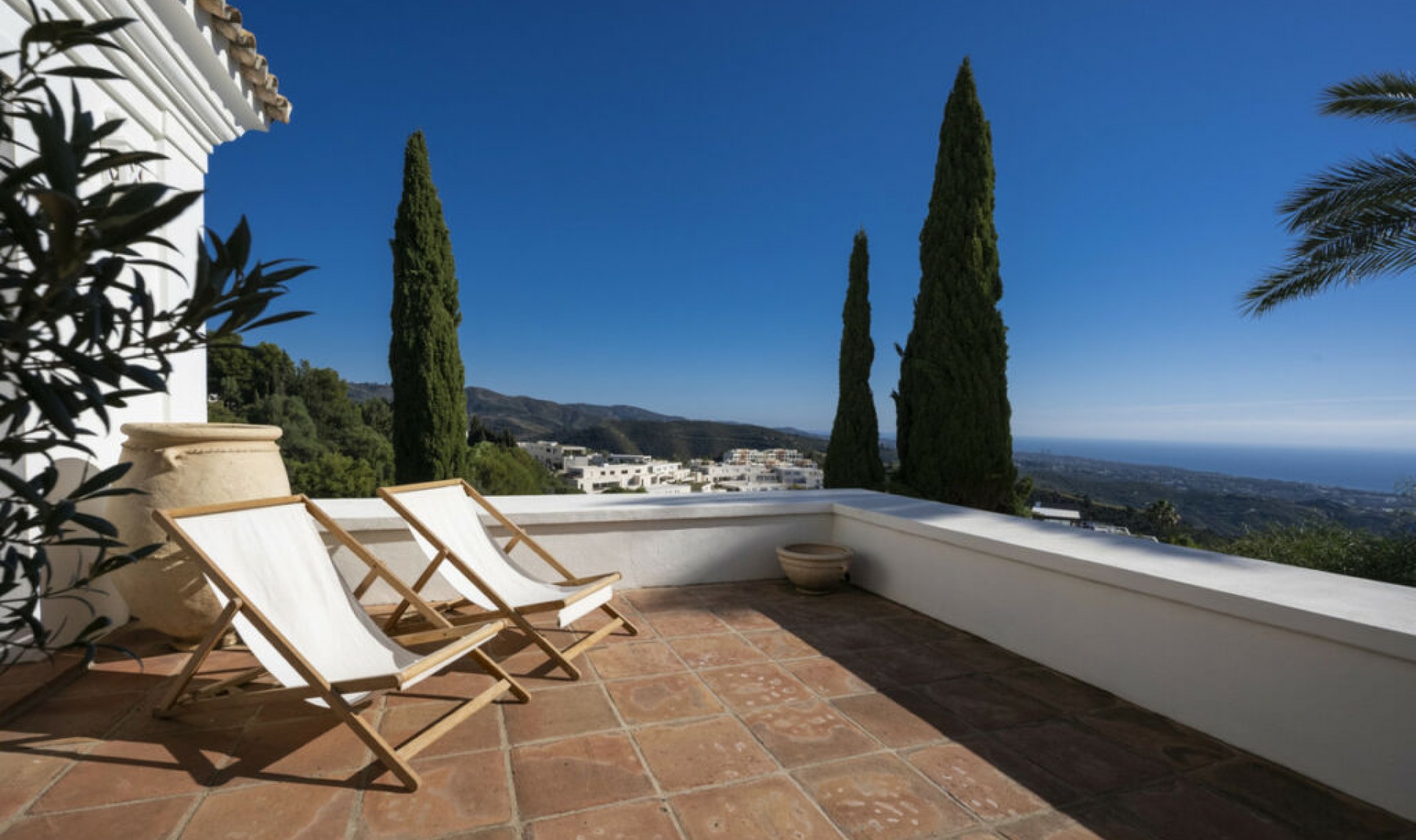 Resale - House -
Altos de los Monteros