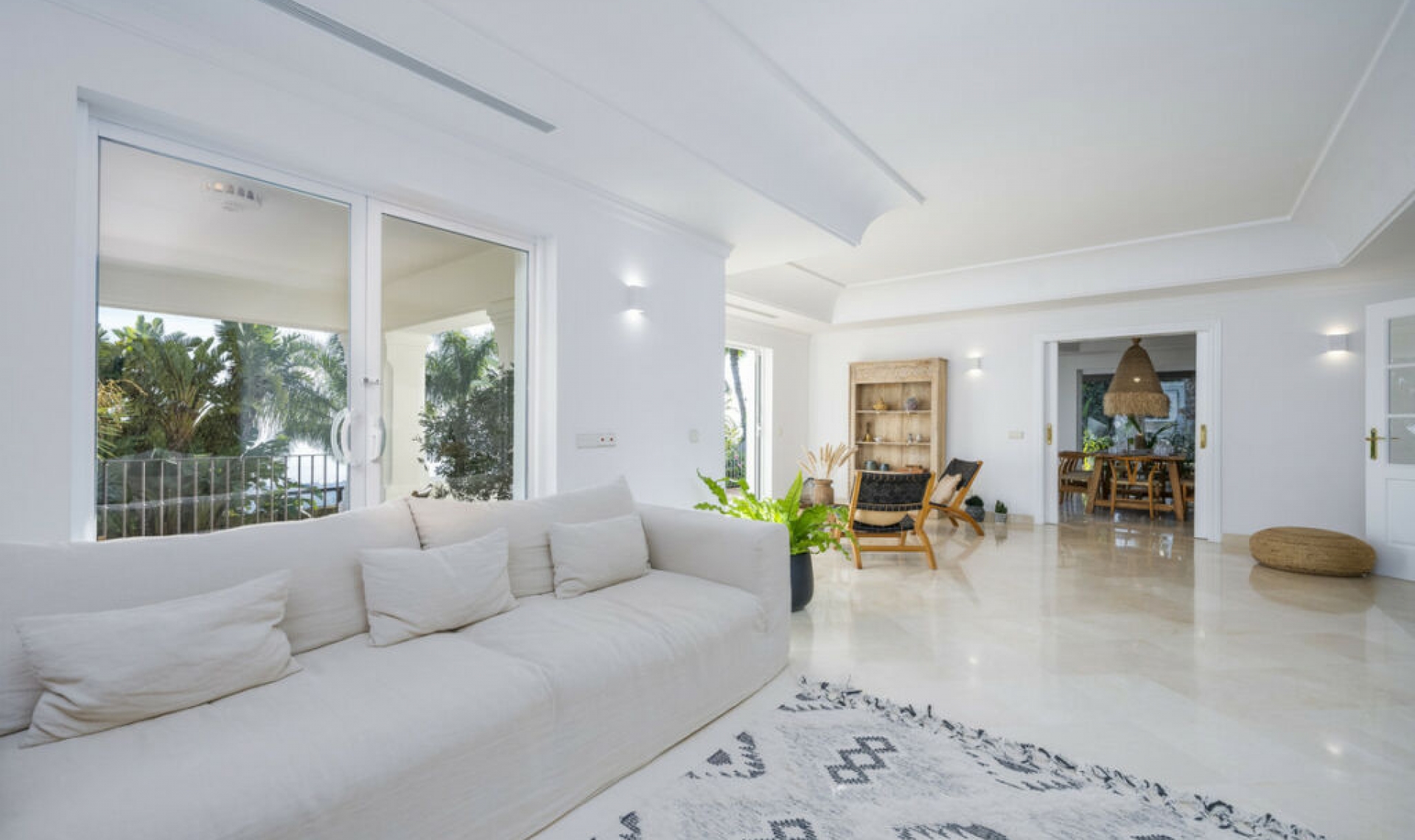 Resale - House -
Altos de los Monteros
