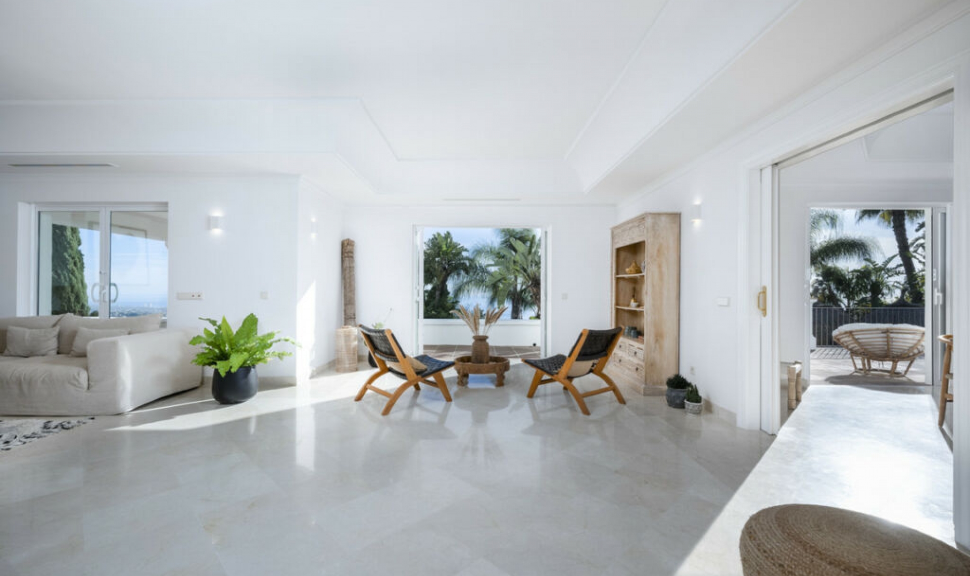 Resale - House -
Altos de los Monteros