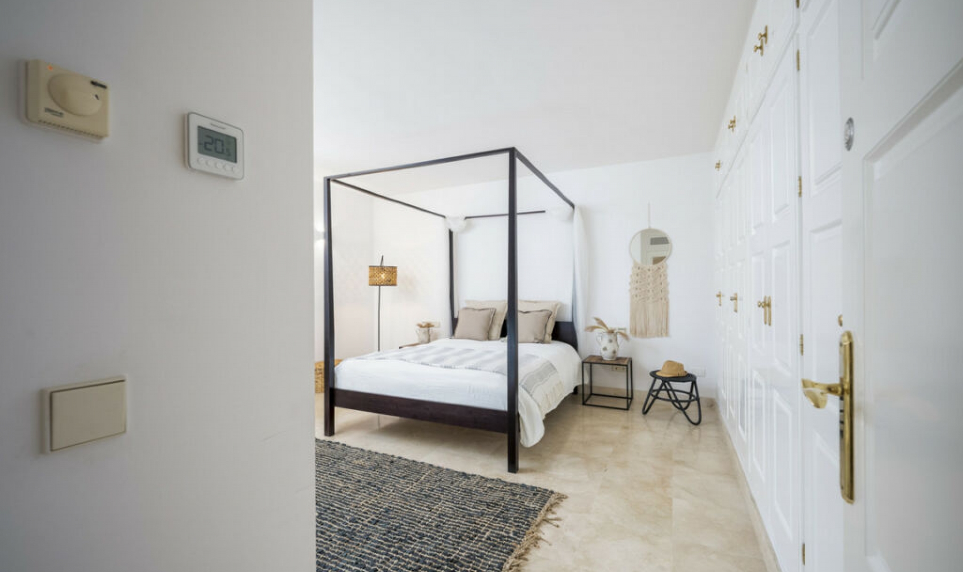 Resale - House -
Altos de los Monteros