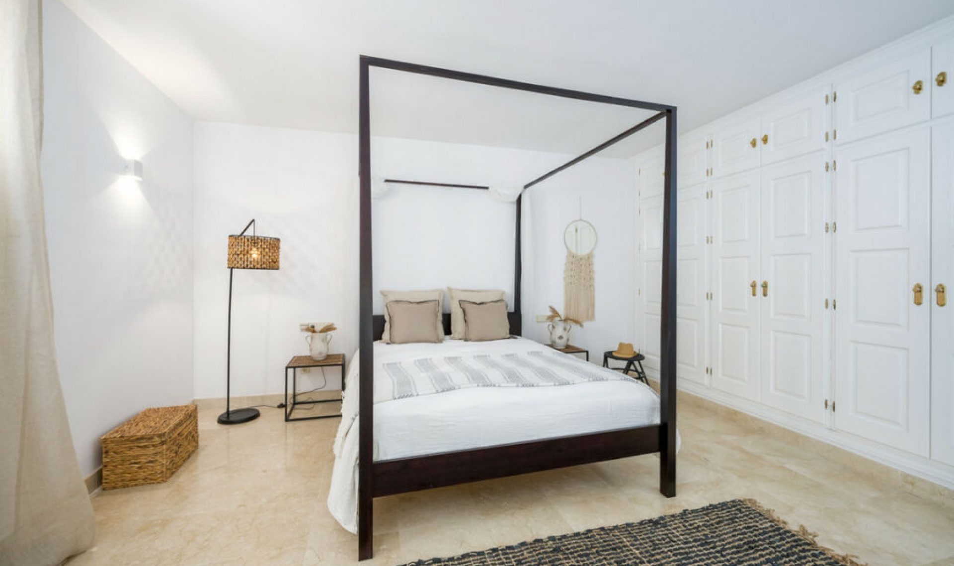 Resale - House -
Altos de los Monteros