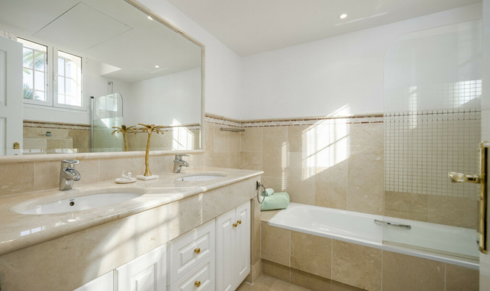 Resale - House -
Altos de los Monteros
