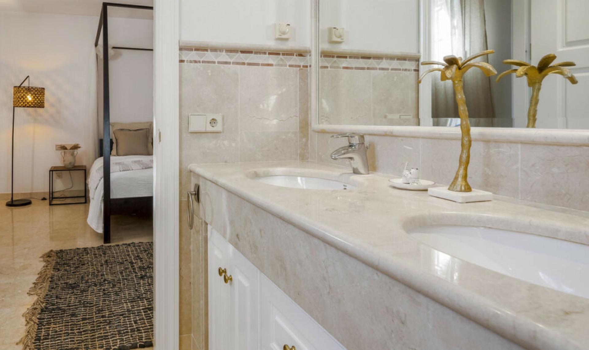 Resale - House -
Altos de los Monteros