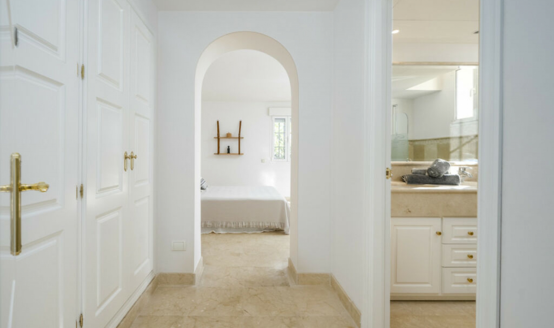 Resale - House -
Altos de los Monteros