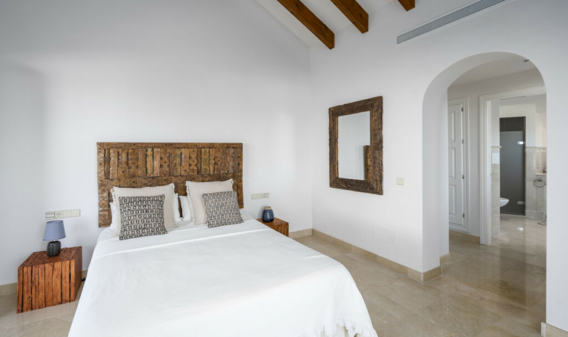 Resale - House -
Altos de los Monteros
