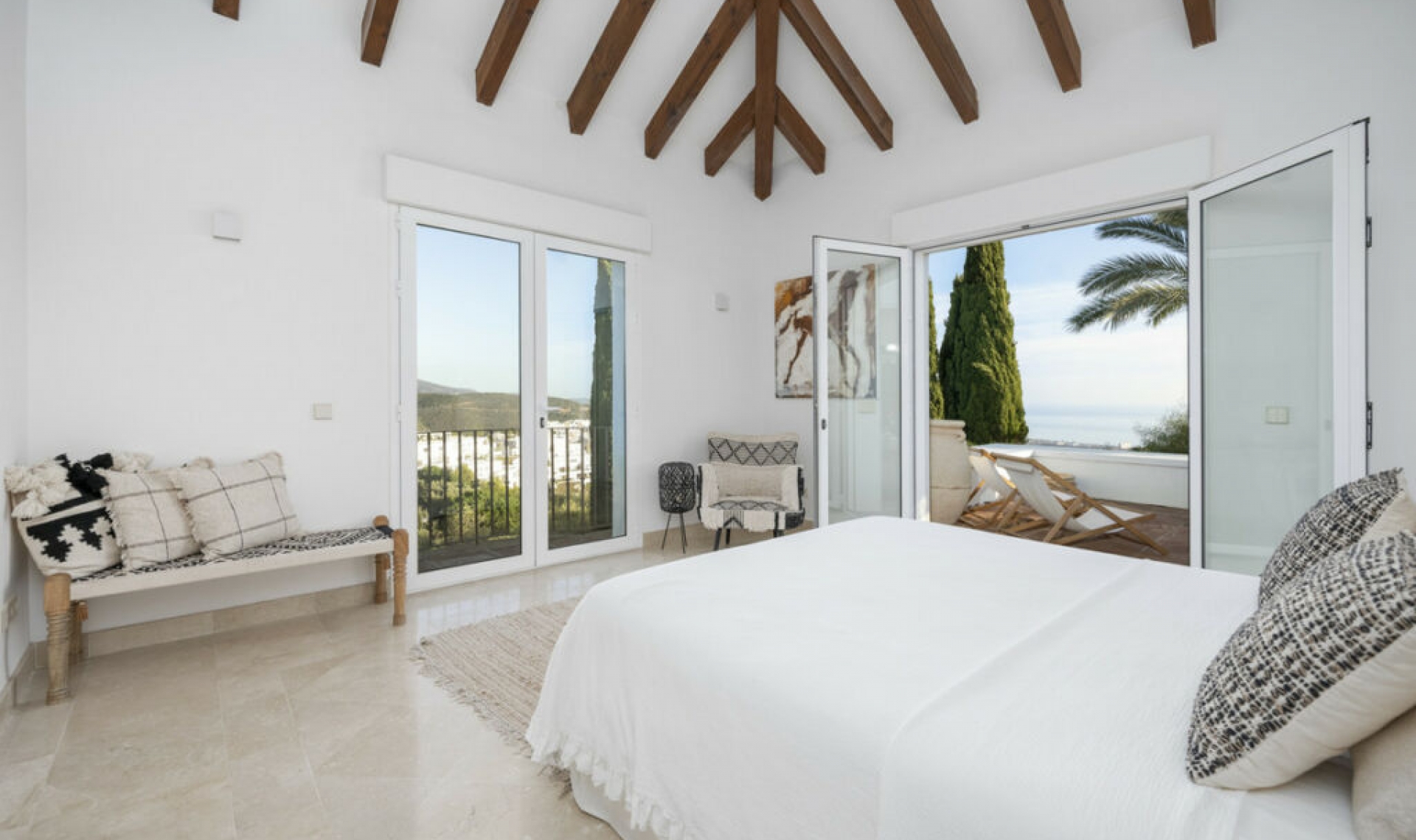 Resale - House -
Altos de los Monteros