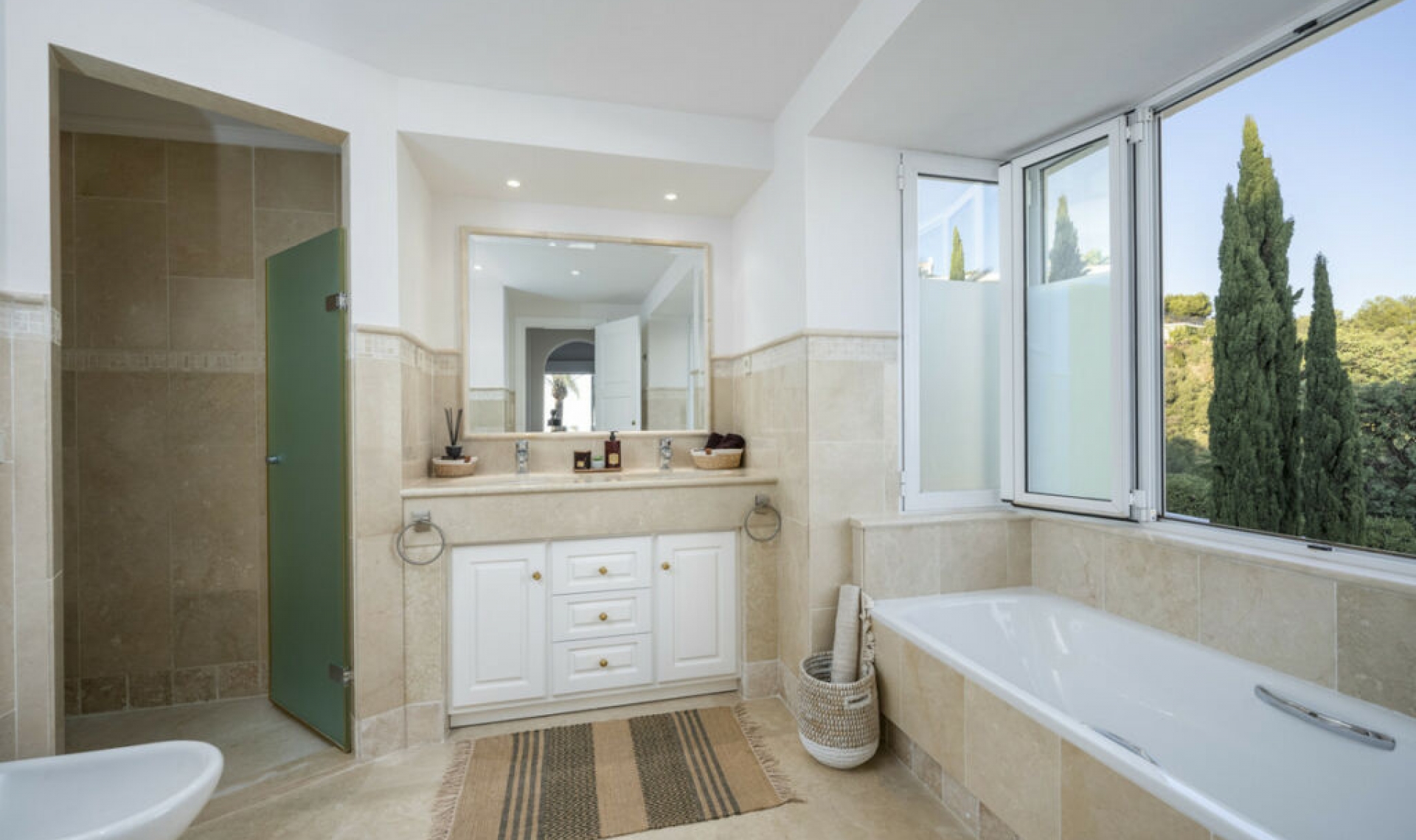 Resale - House -
Altos de los Monteros