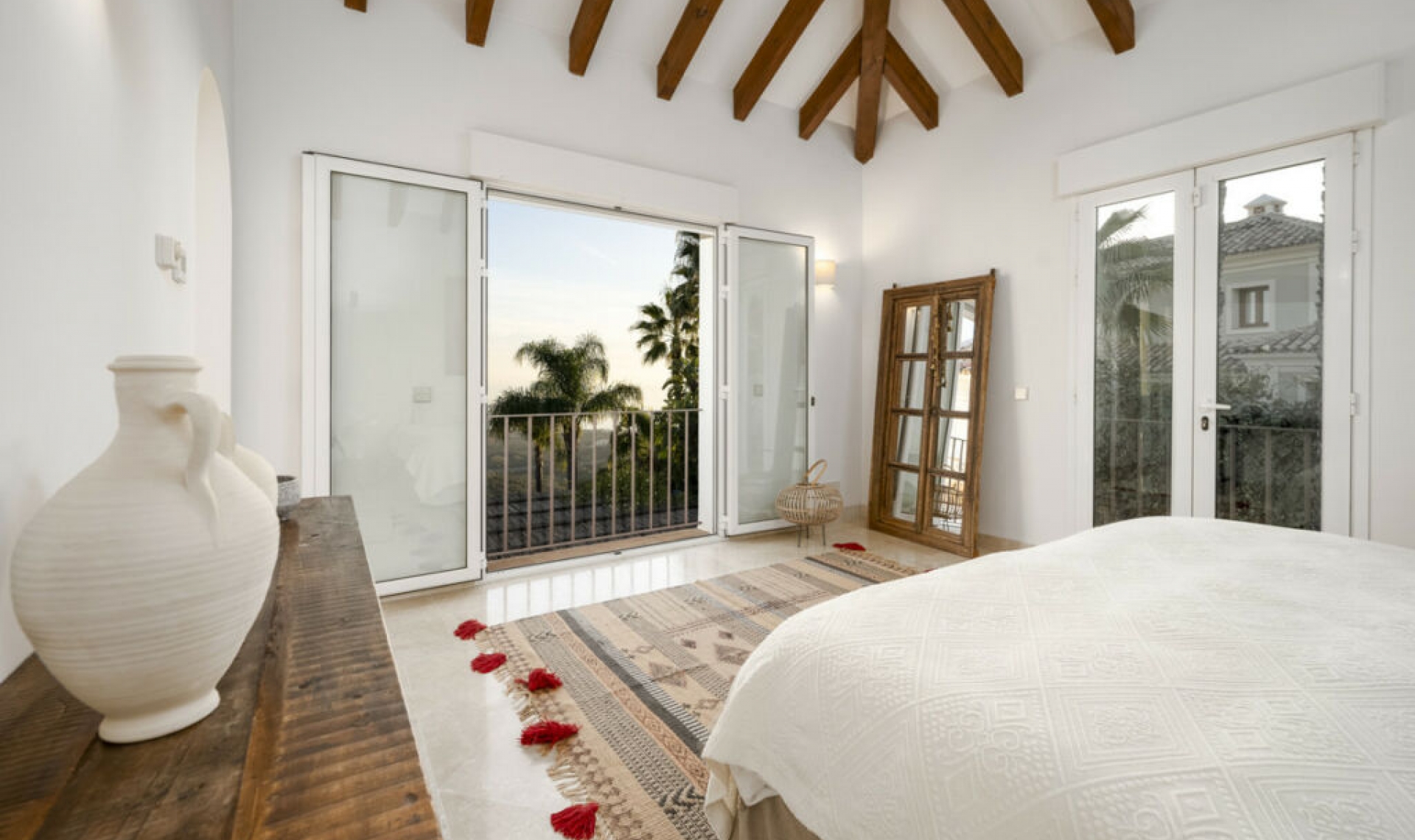 Resale - House -
Altos de los Monteros