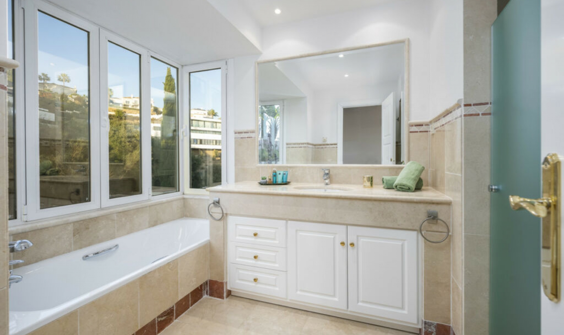 Resale - House -
Altos de los Monteros
