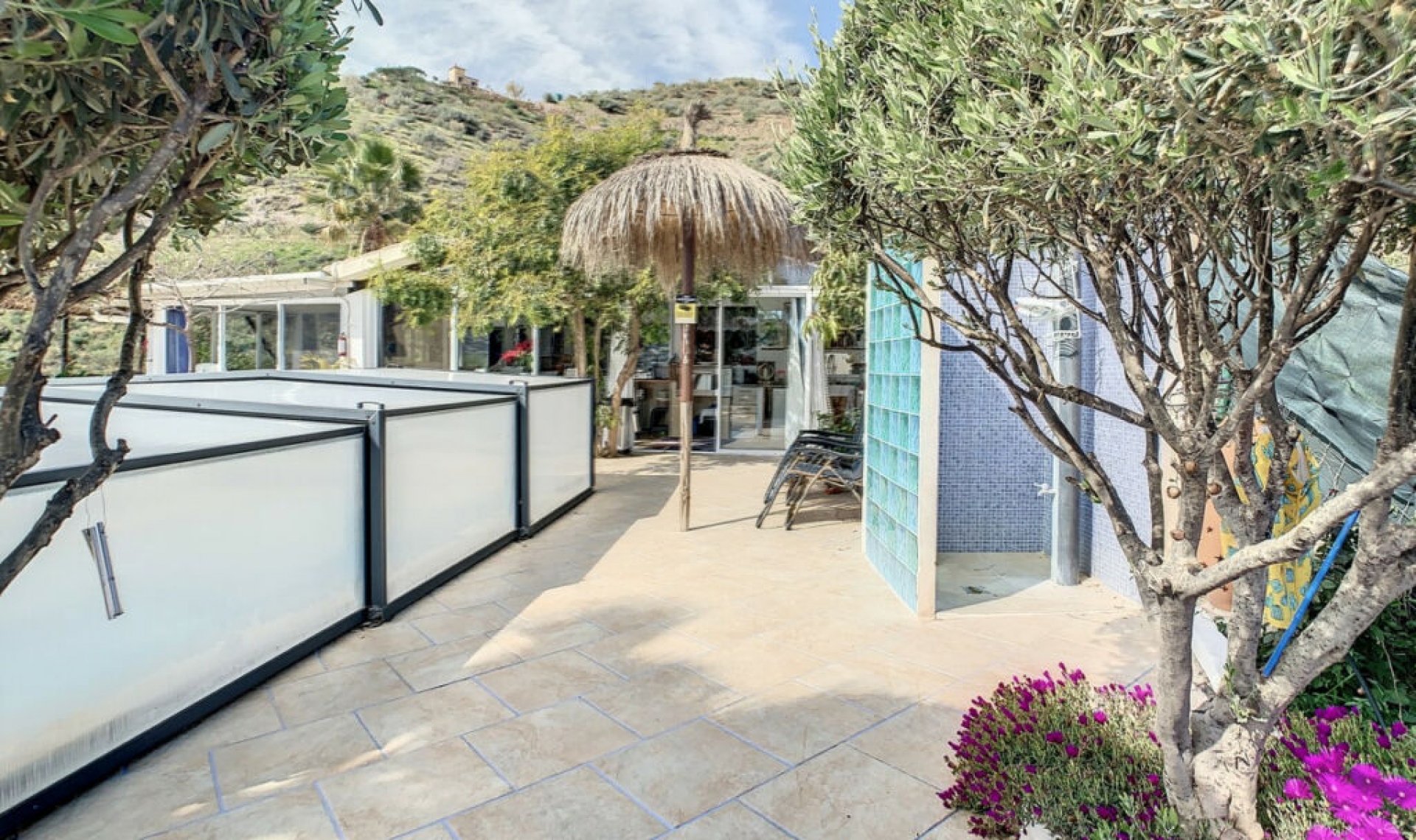 Resale - House -
Arenas