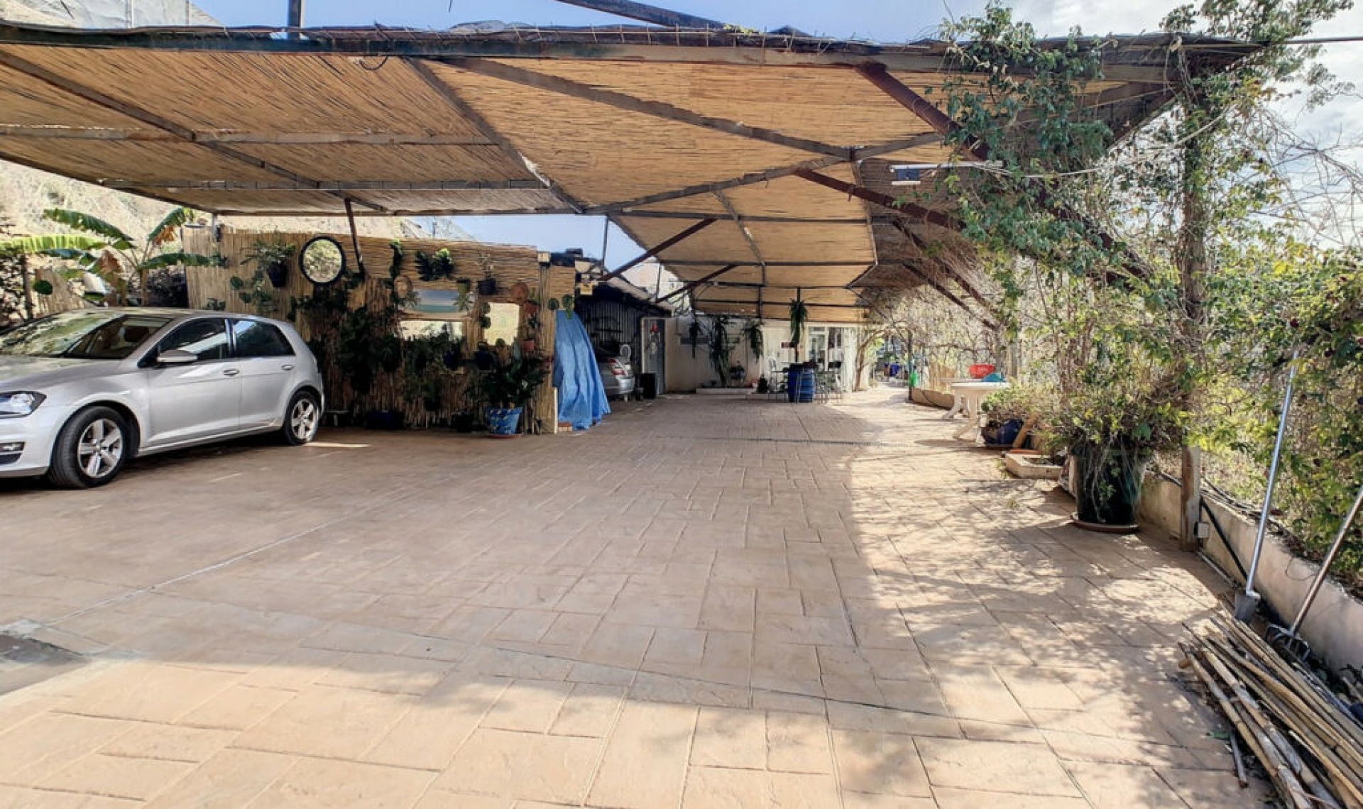 Resale - House -
Arenas