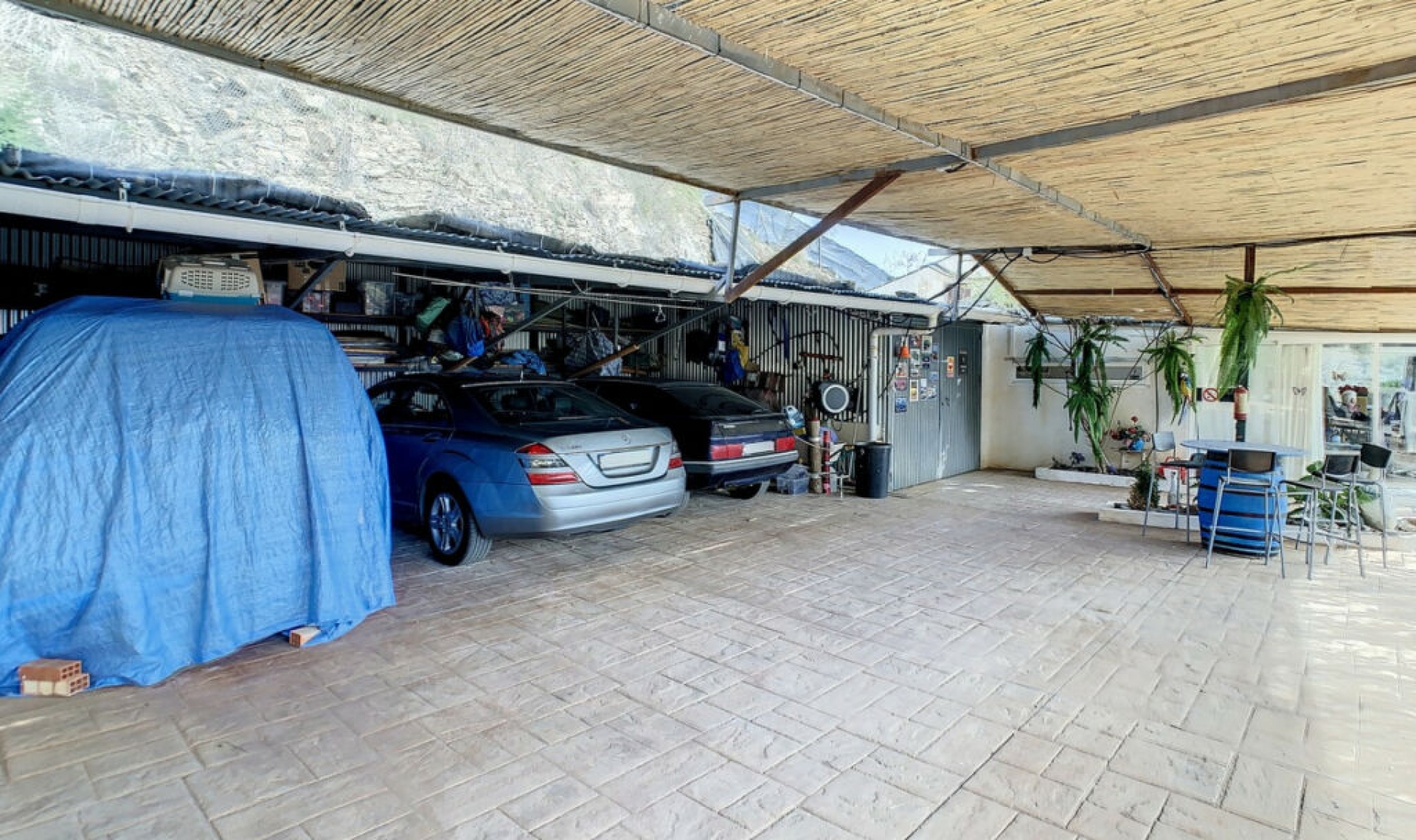 Resale - House -
Arenas