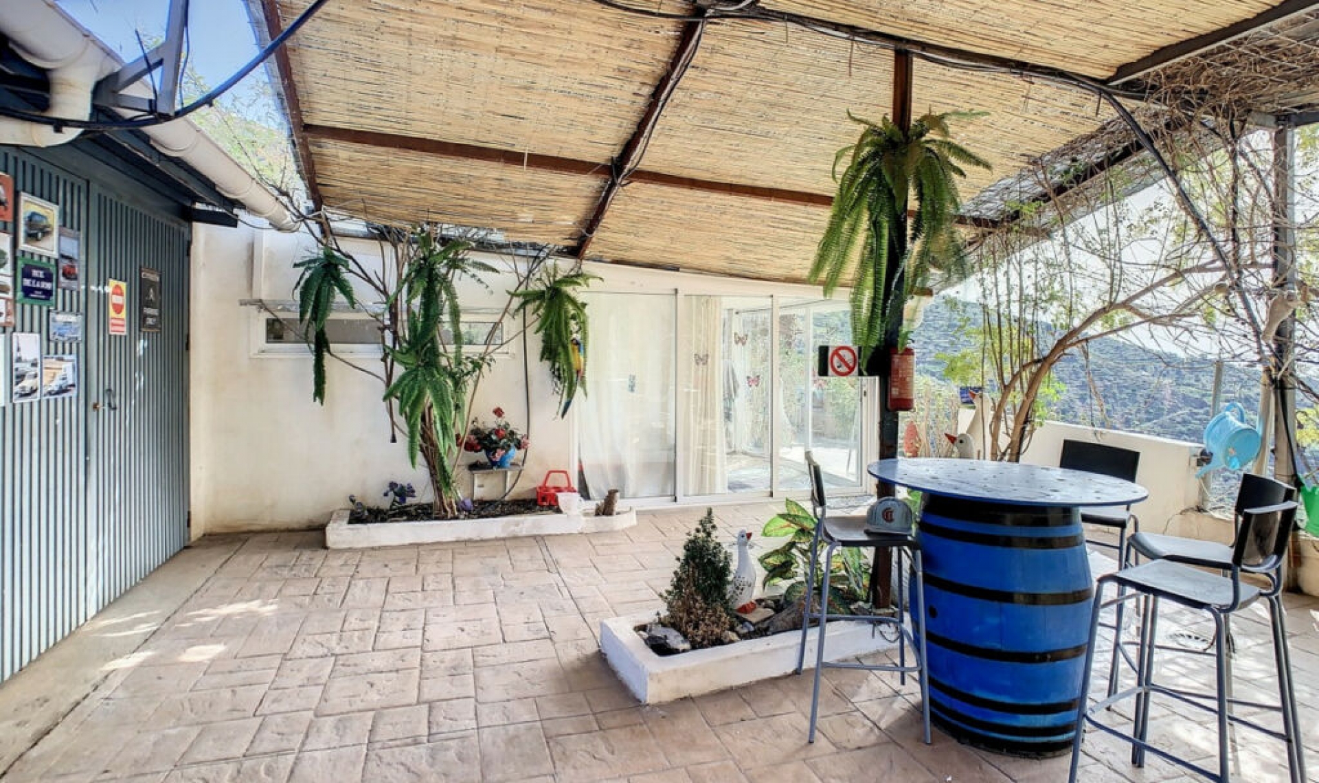 Resale - House -
Arenas