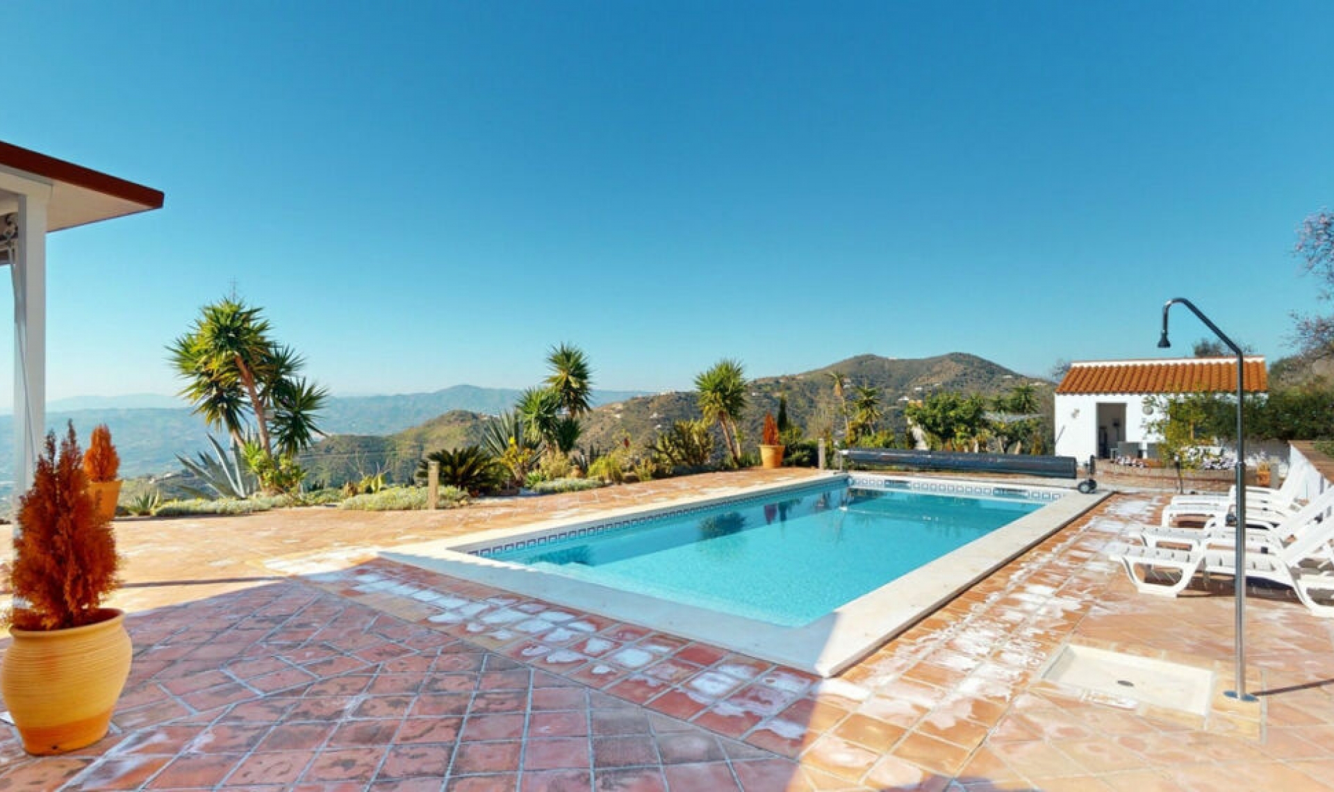 Resale - House -
Arenas
