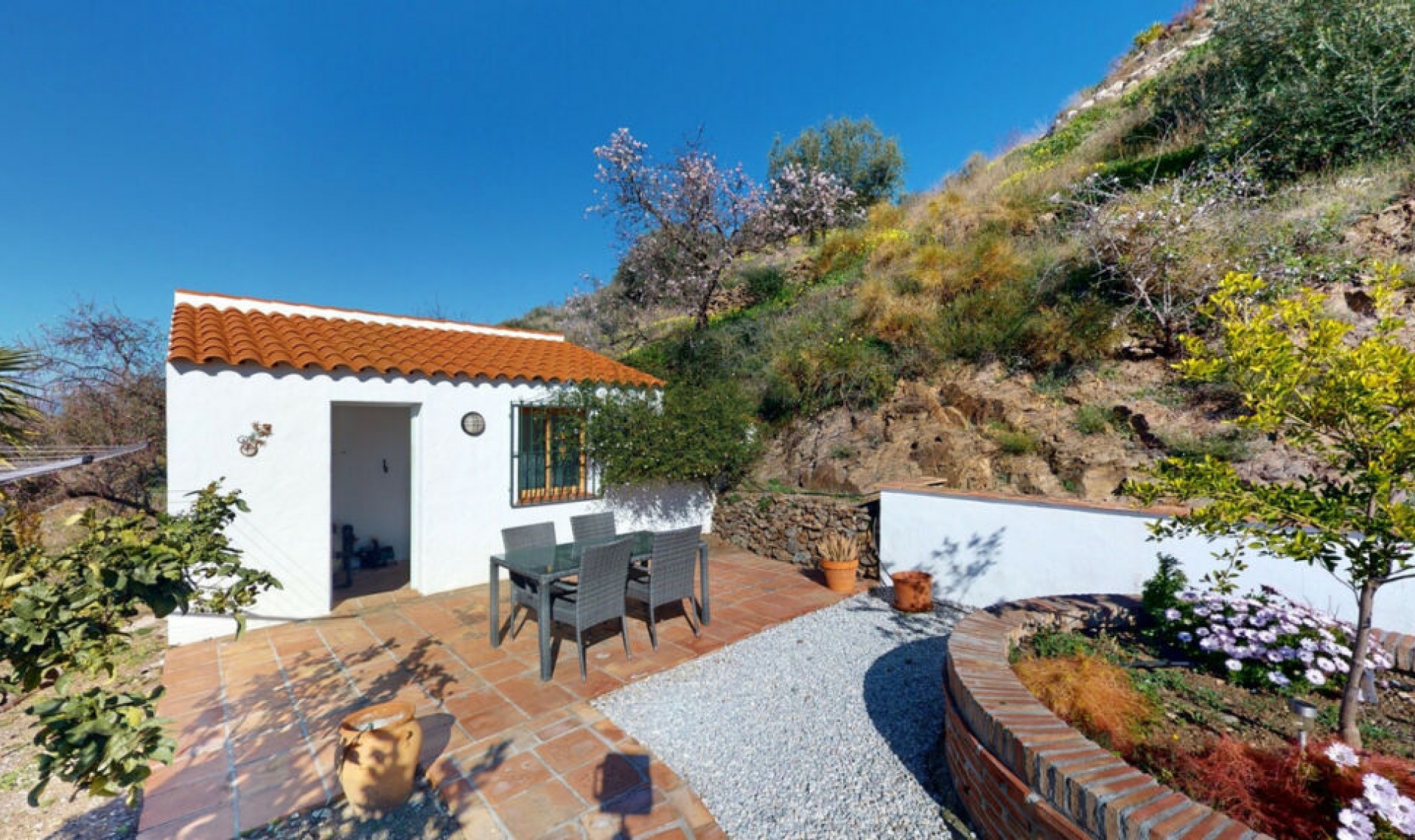 Resale - House -
Arenas
