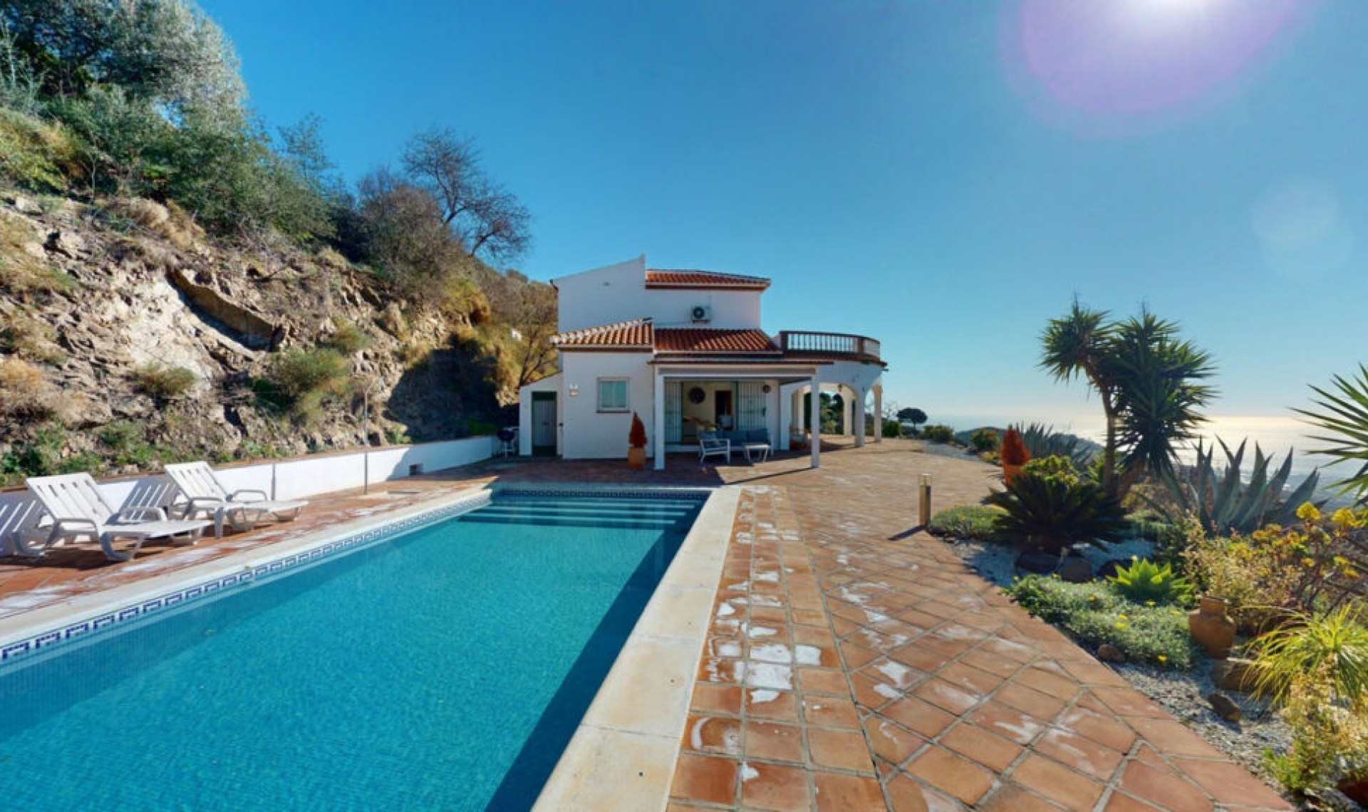 Resale - House -
Arenas