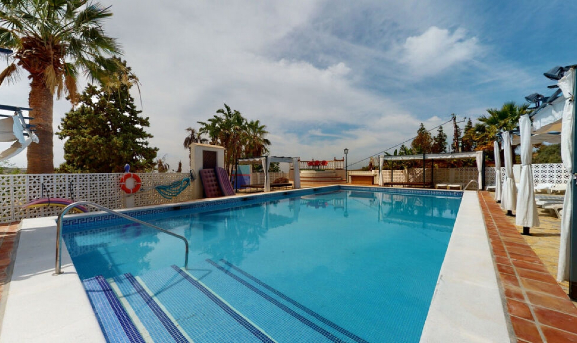 Resale - House -
Arenas