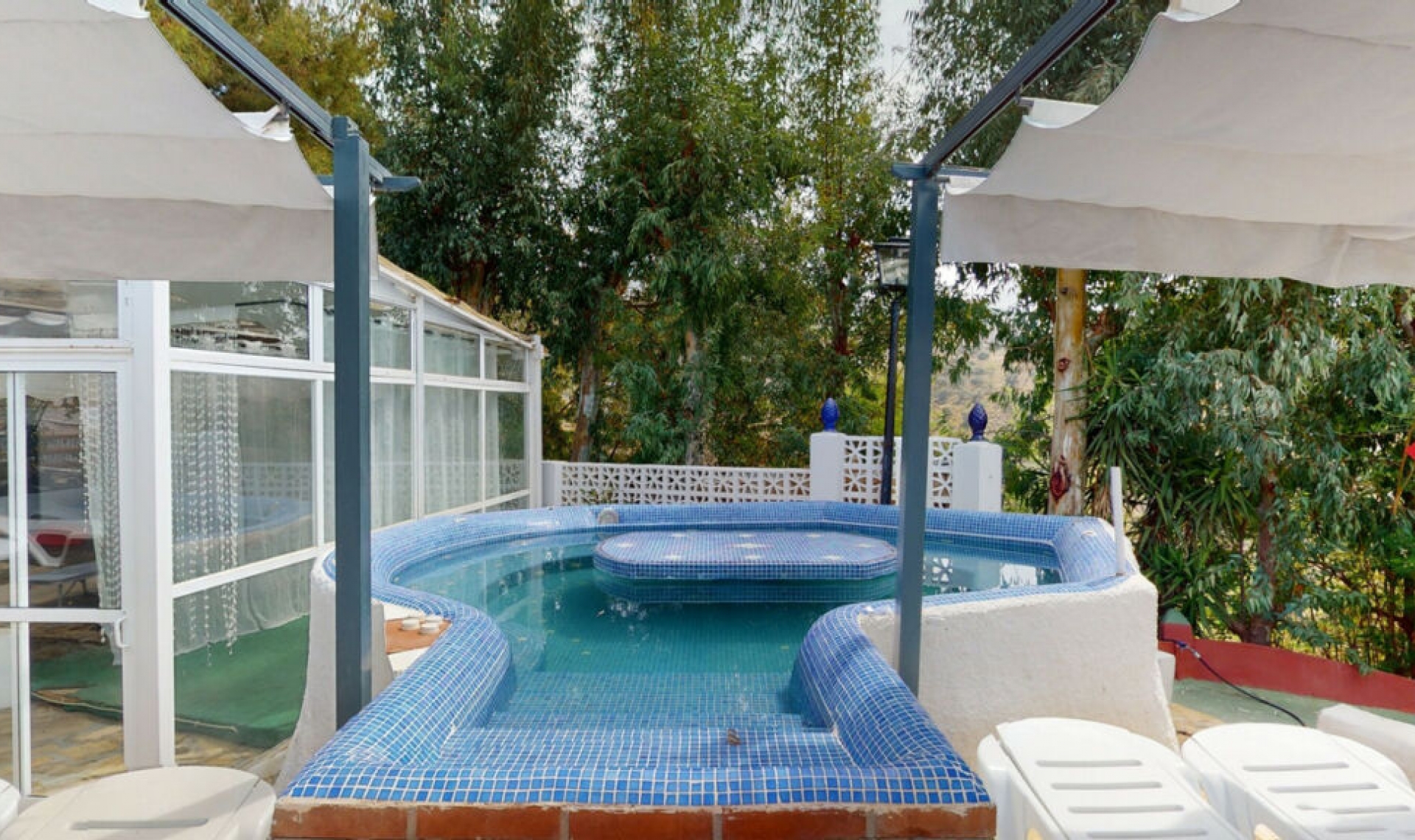 Resale - House -
Arenas