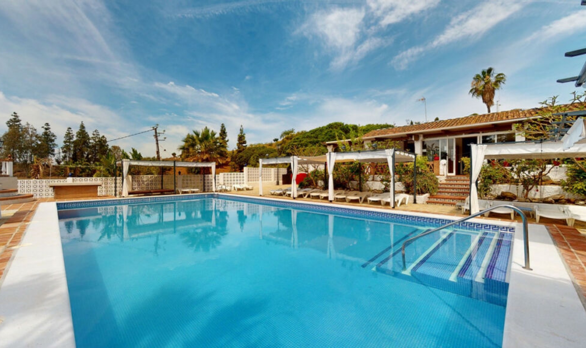 Resale - House -
Arenas